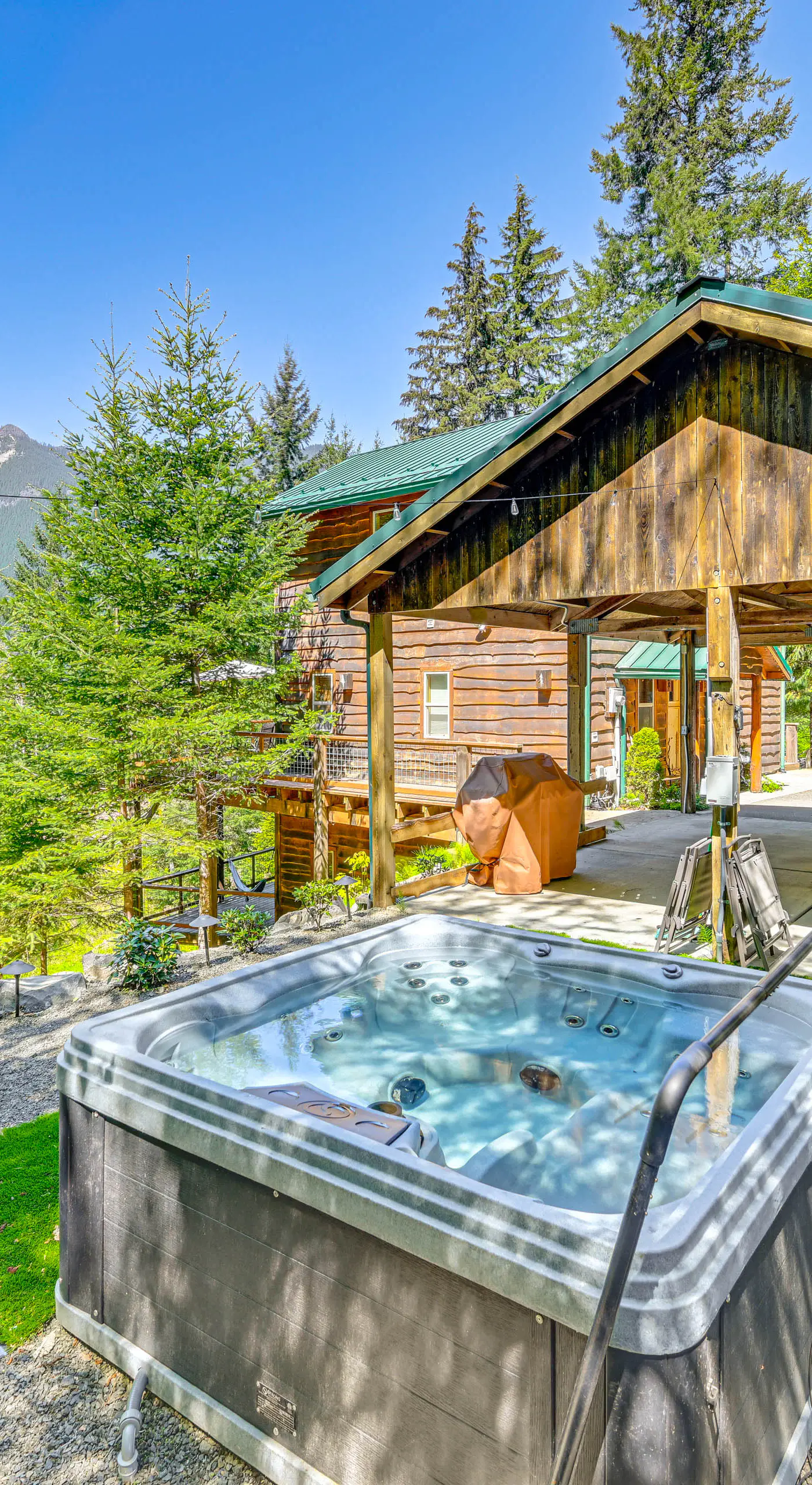 'Grizzly Tower' Packwood Cabin w/ Hot Tub!