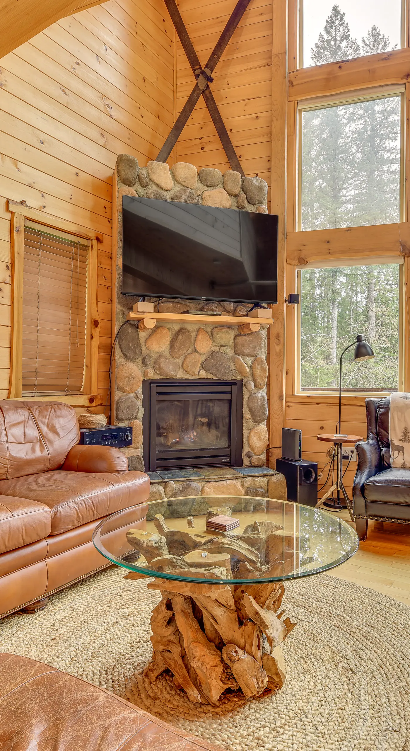 'Grizzly Tower' Packwood Cabin w/ Hot Tub!