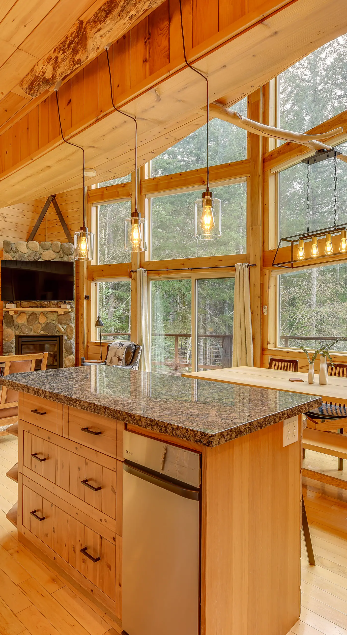 'Grizzly Tower' Packwood Cabin w/ Hot Tub!