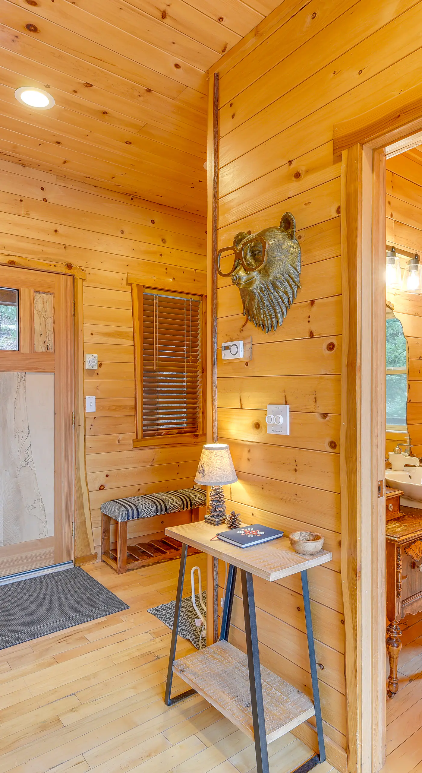 'Grizzly Tower' Packwood Cabin w/ Hot Tub!