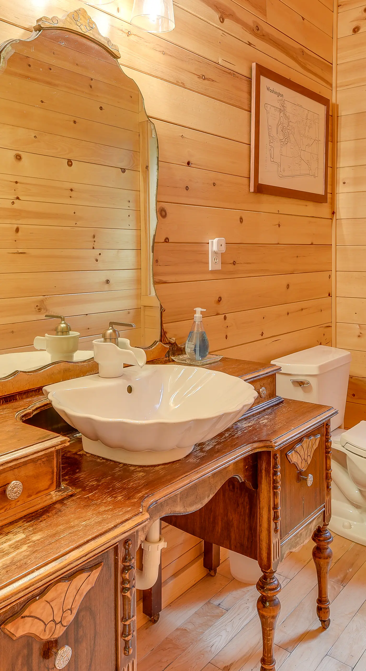 'Grizzly Tower' Packwood Cabin w/ Hot Tub!