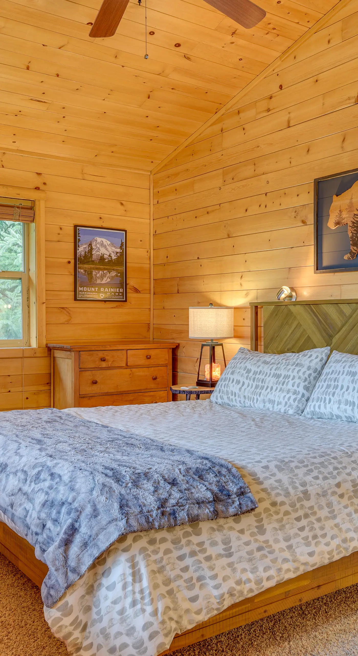 'Grizzly Tower' Packwood Cabin w/ Hot Tub!