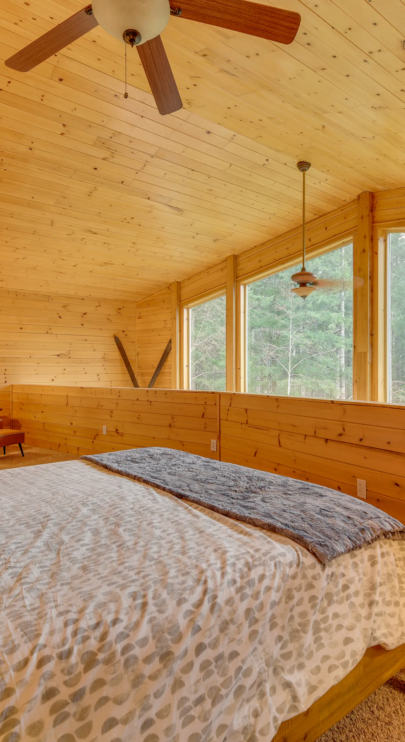 'Grizzly Tower' Packwood Cabin w/ Hot Tub!