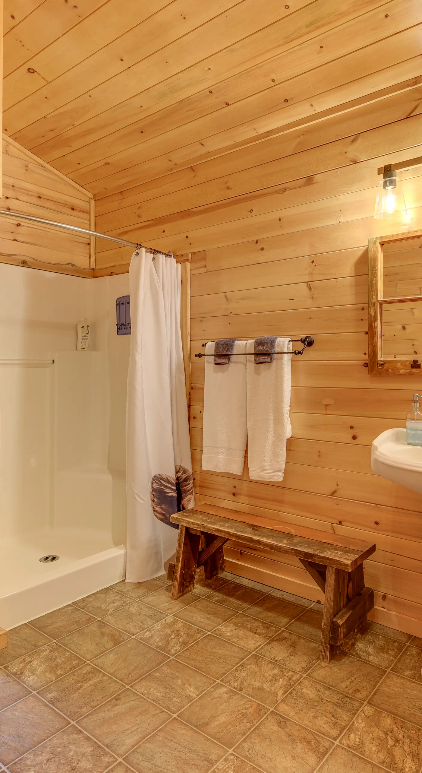 'Grizzly Tower' Packwood Cabin w/ Hot Tub!