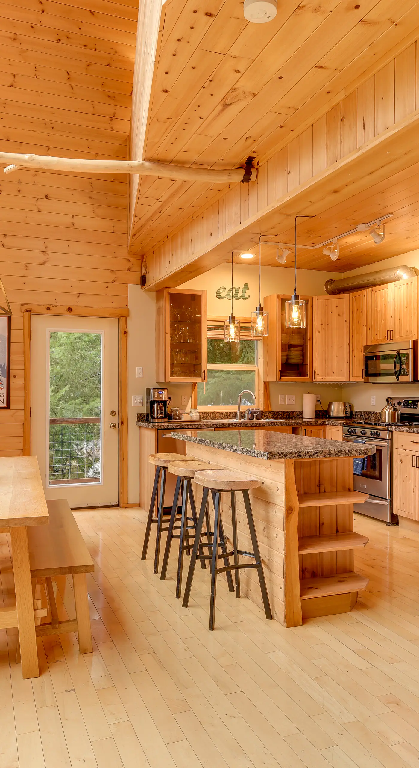 'Grizzly Tower' Packwood Cabin w/ Hot Tub!