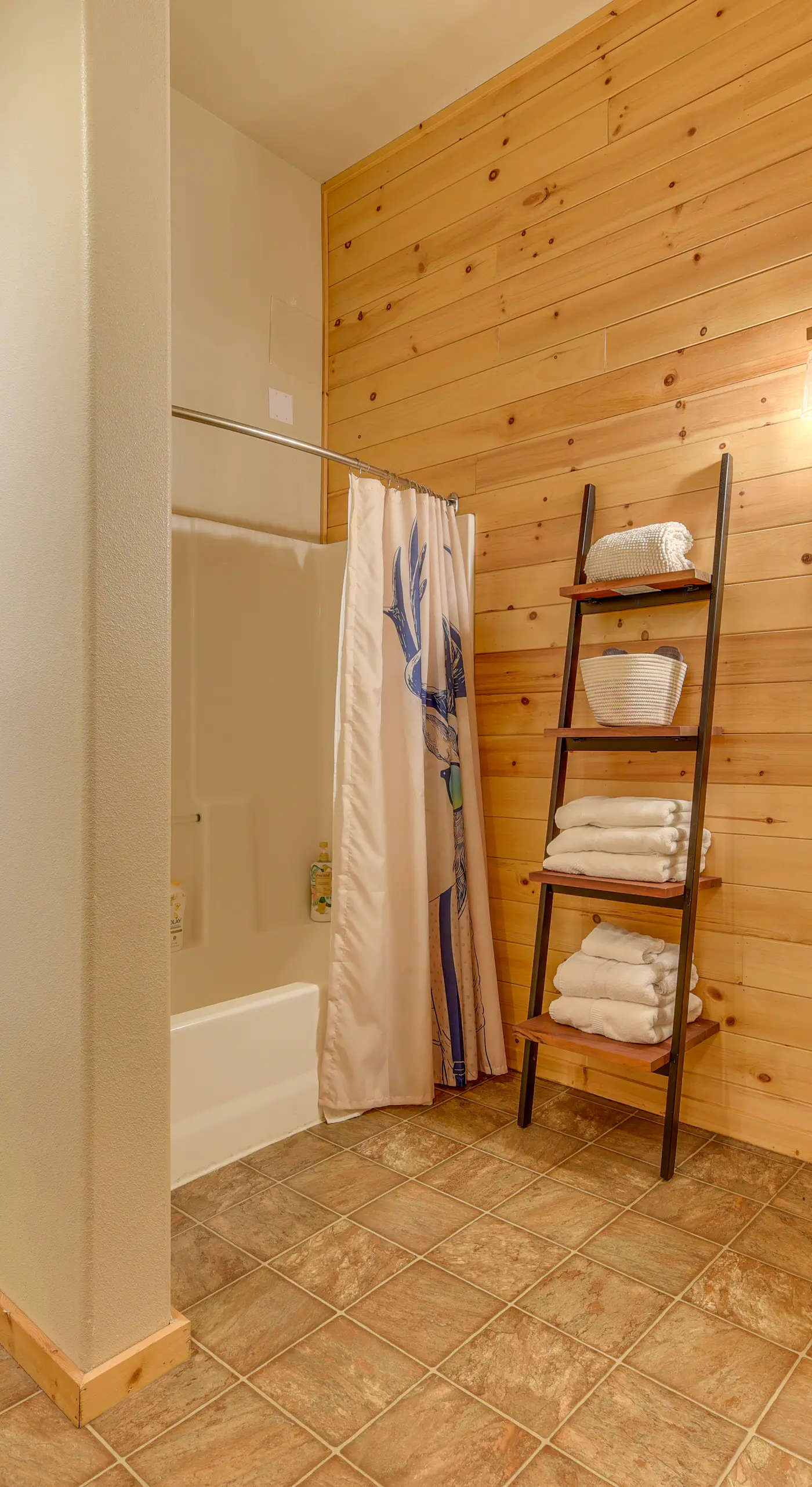 'Grizzly Tower' Packwood Cabin w/ Hot Tub!