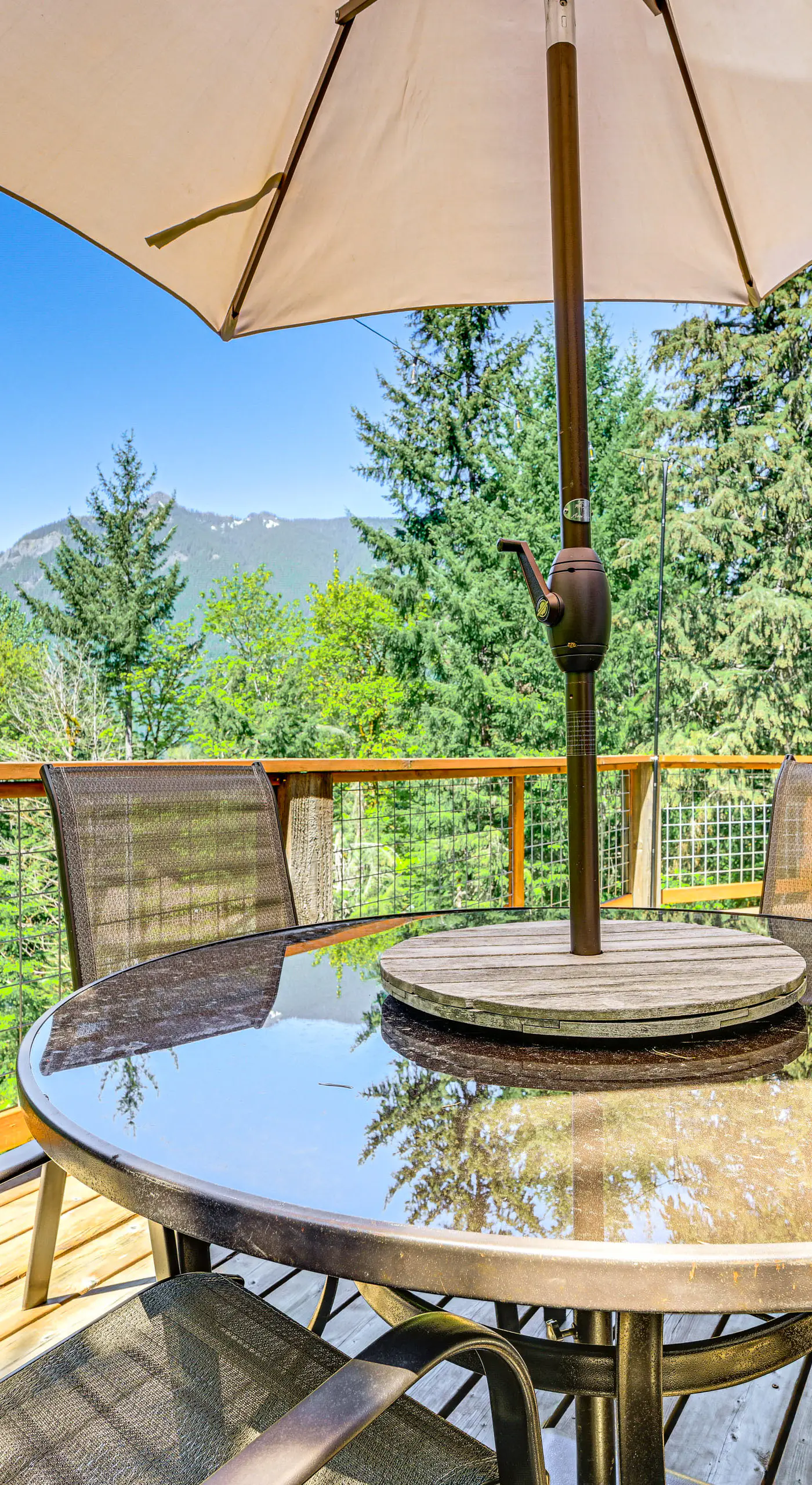 'Grizzly Tower' Packwood Cabin w/ Hot Tub!