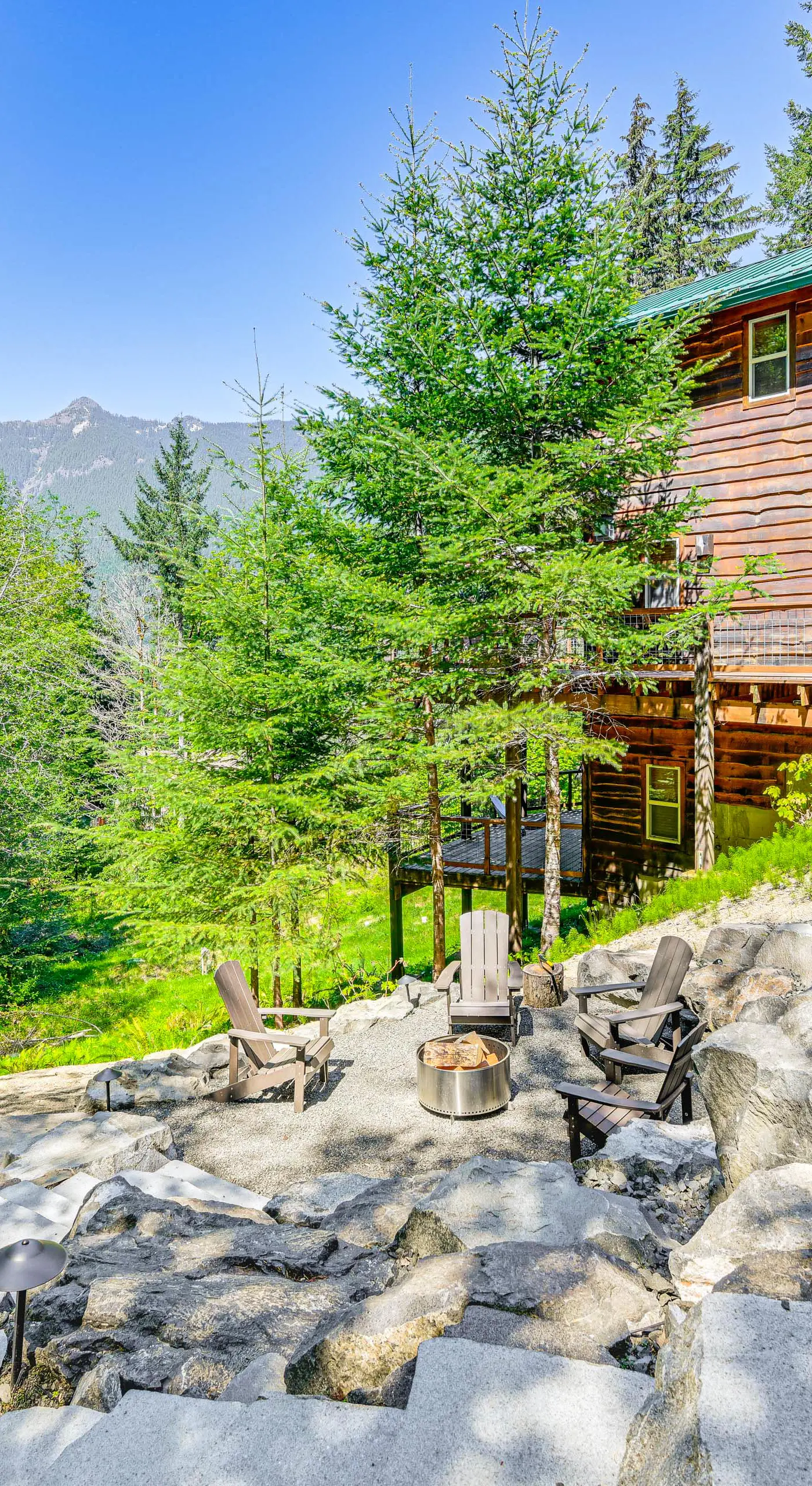 'Grizzly Tower' Packwood Cabin w/ Hot Tub!