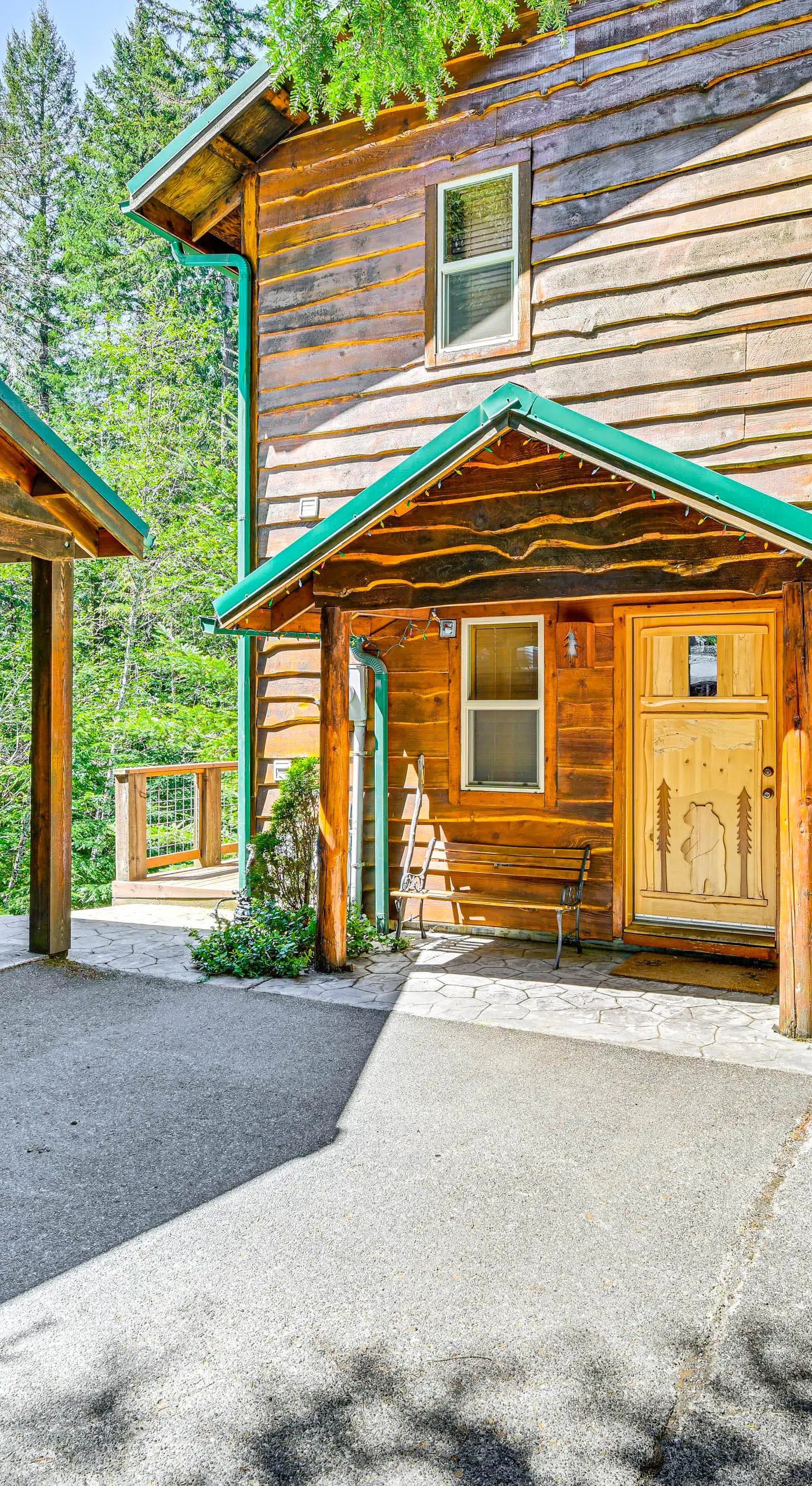 'Grizzly Tower' Packwood Cabin w/ Hot Tub!