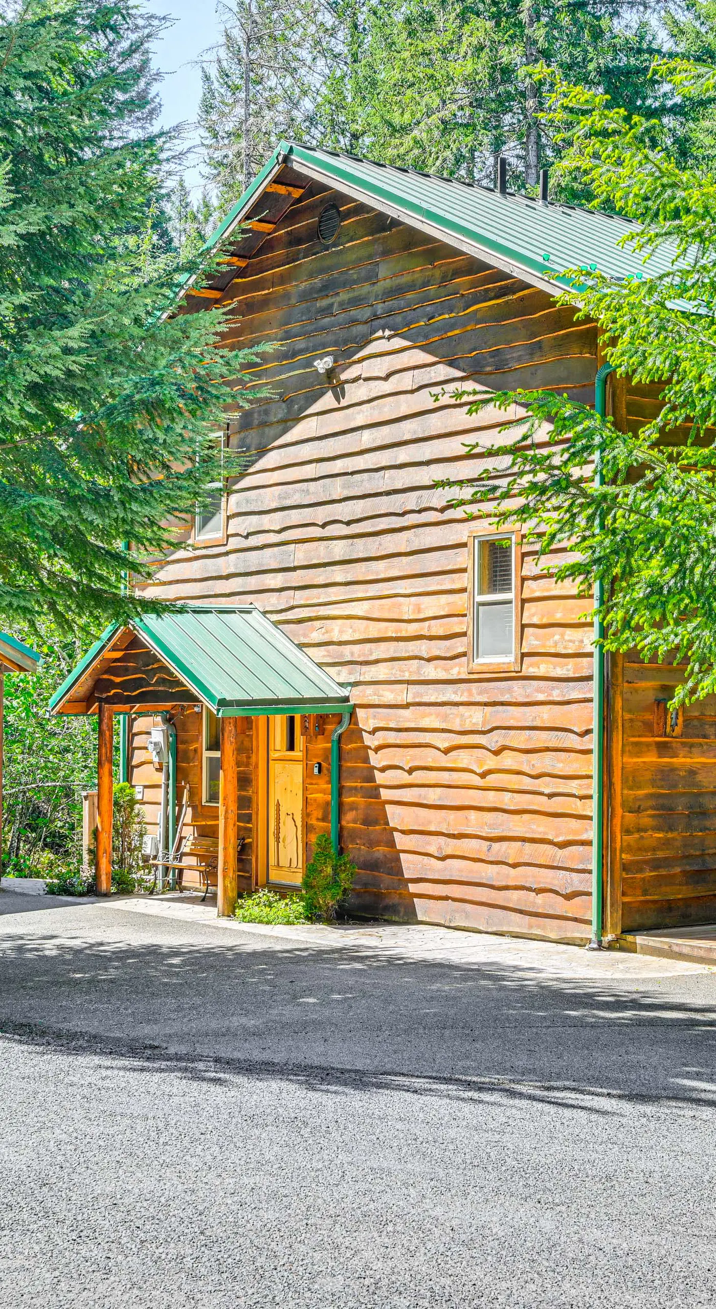 'Grizzly Tower' Packwood Cabin w/ Hot Tub!