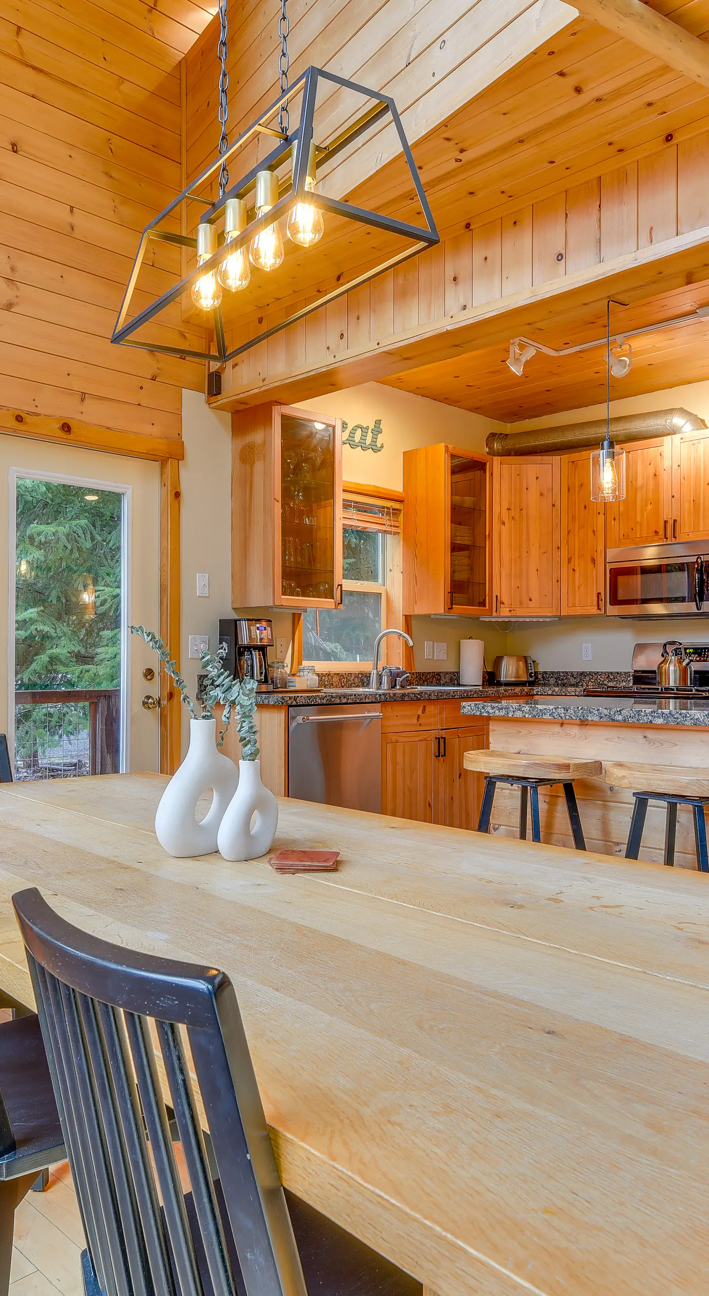 'Grizzly Tower' Packwood Cabin w/ Hot Tub!