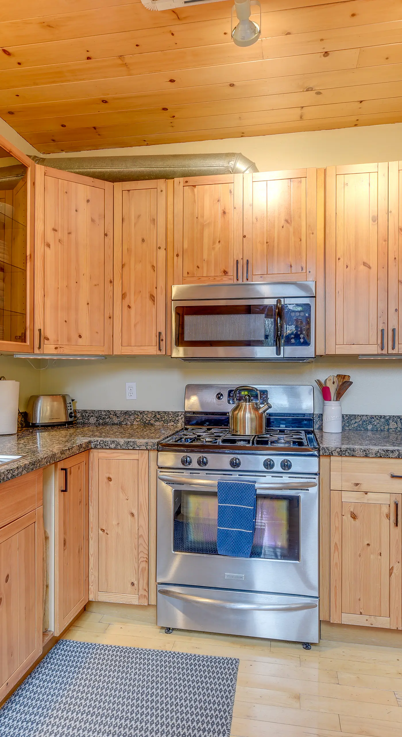 'Grizzly Tower' Packwood Cabin w/ Hot Tub!