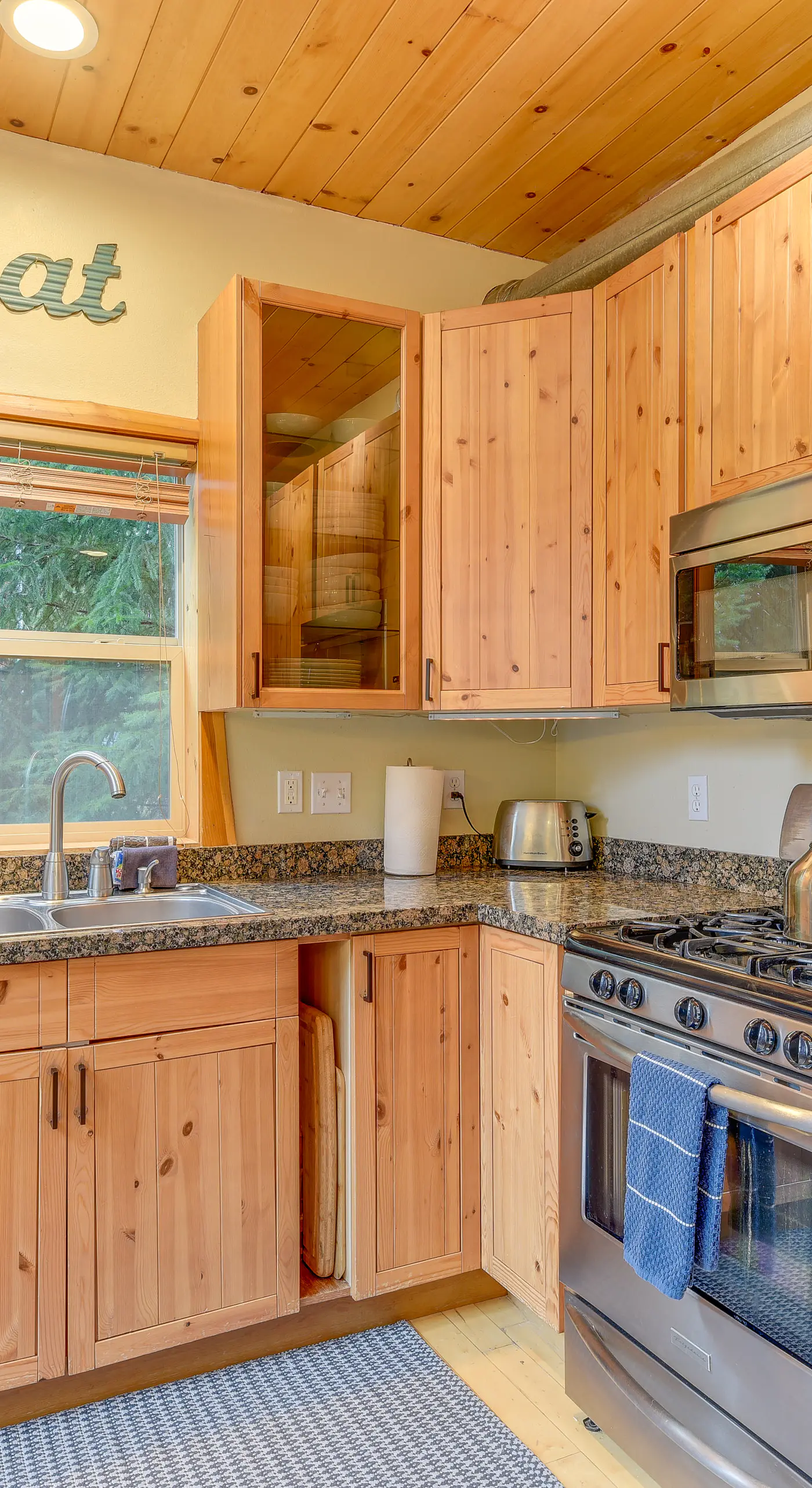 'Grizzly Tower' Packwood Cabin w/ Hot Tub!
