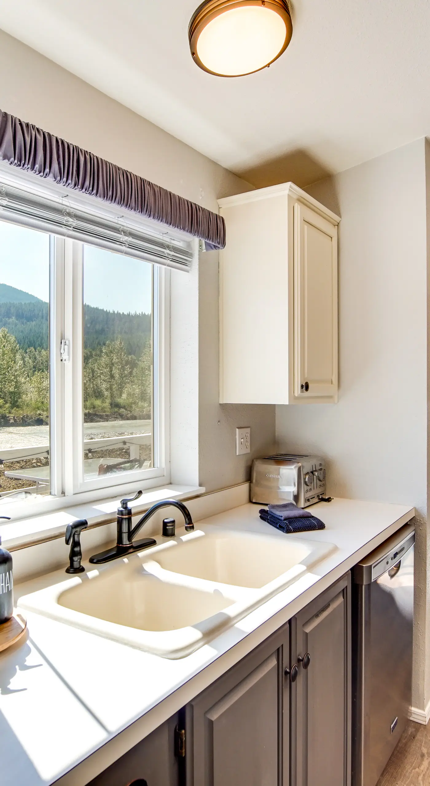 18 Mi to Mt Rainier! Scenic Cowlitz River Escape