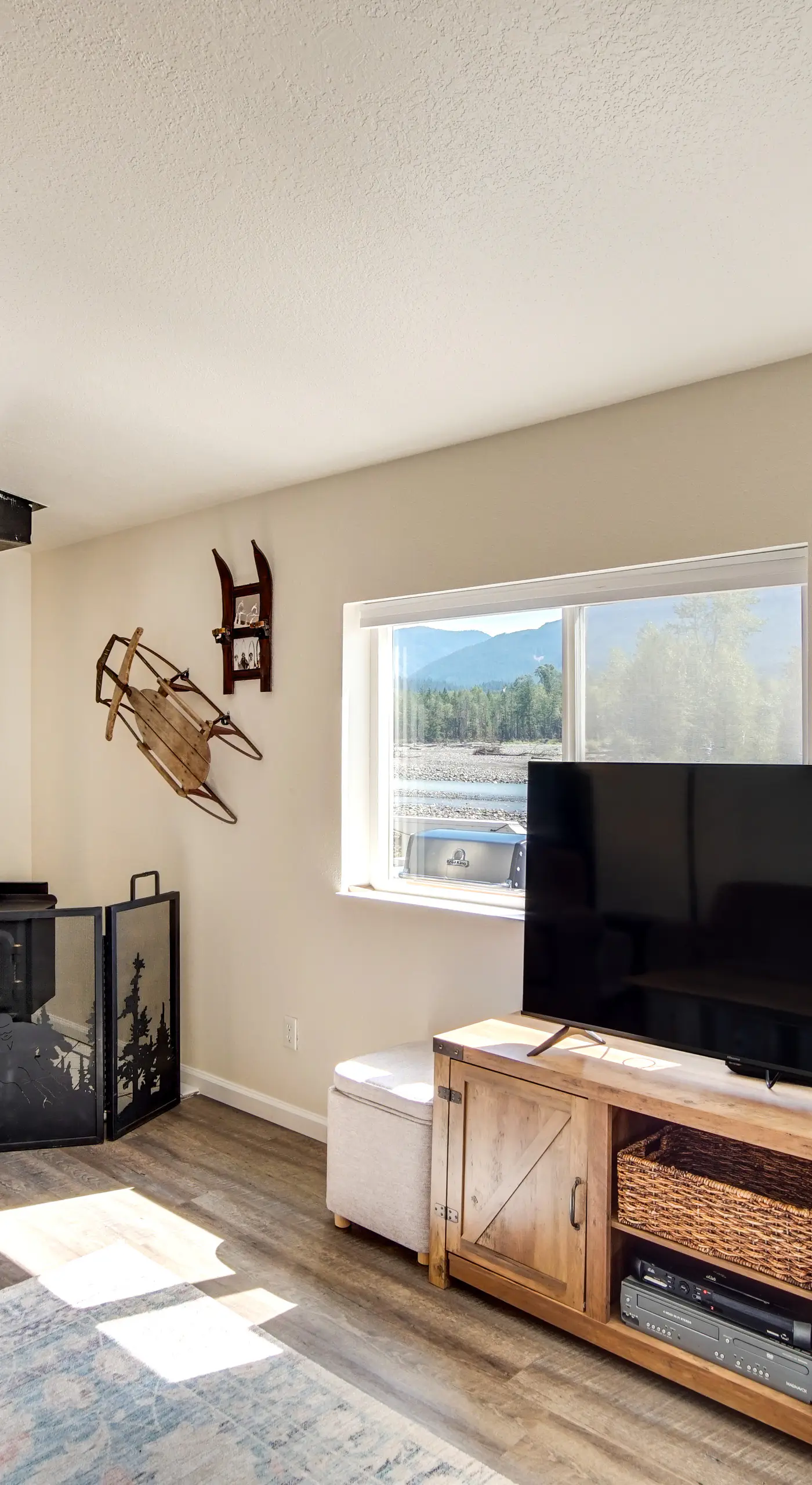 18 Mi to Mt Rainier! Scenic Cowlitz River Escape