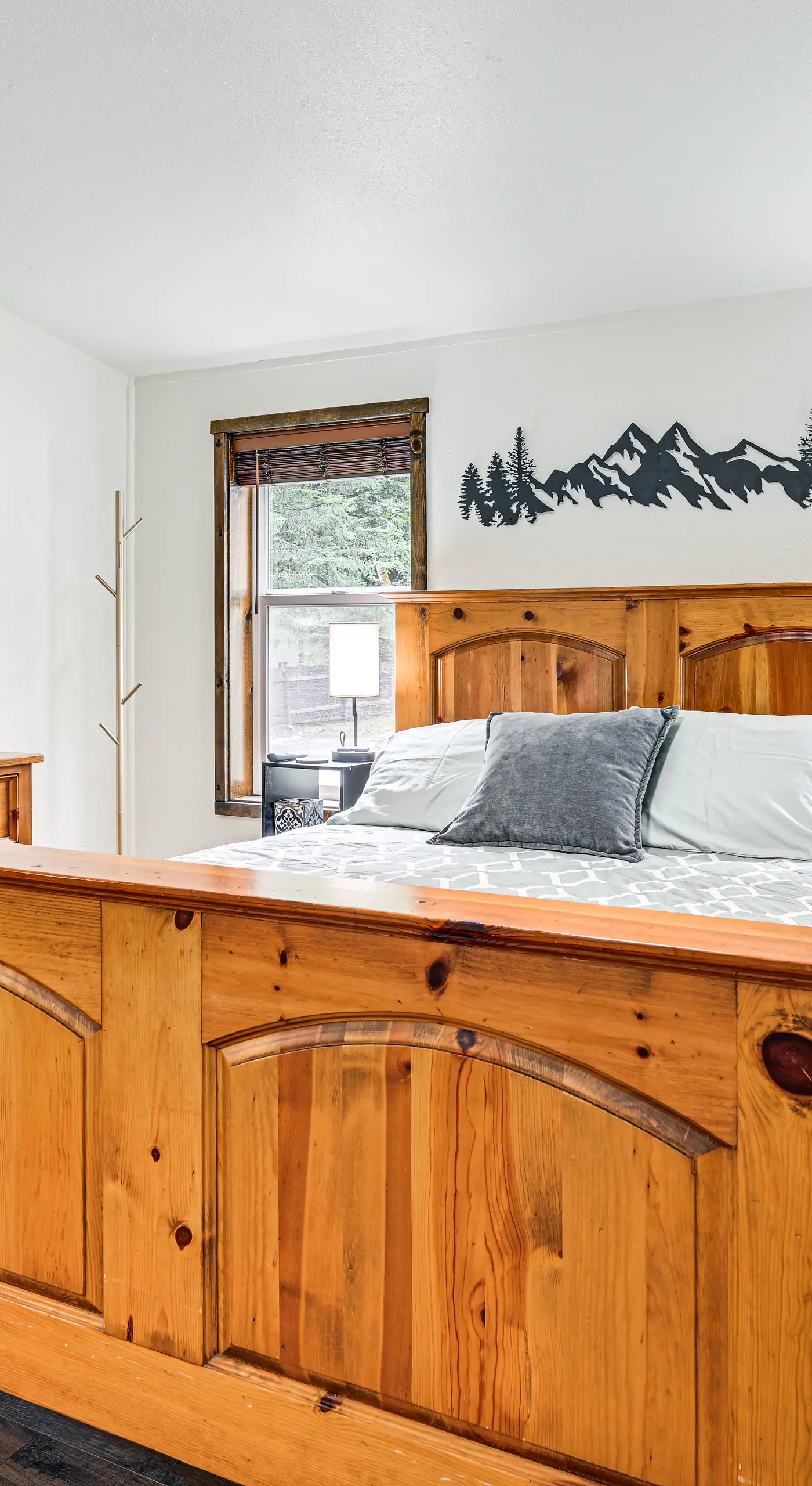 Gateway to Mt Rainier: Riverfront Haven w/ Hot Tub