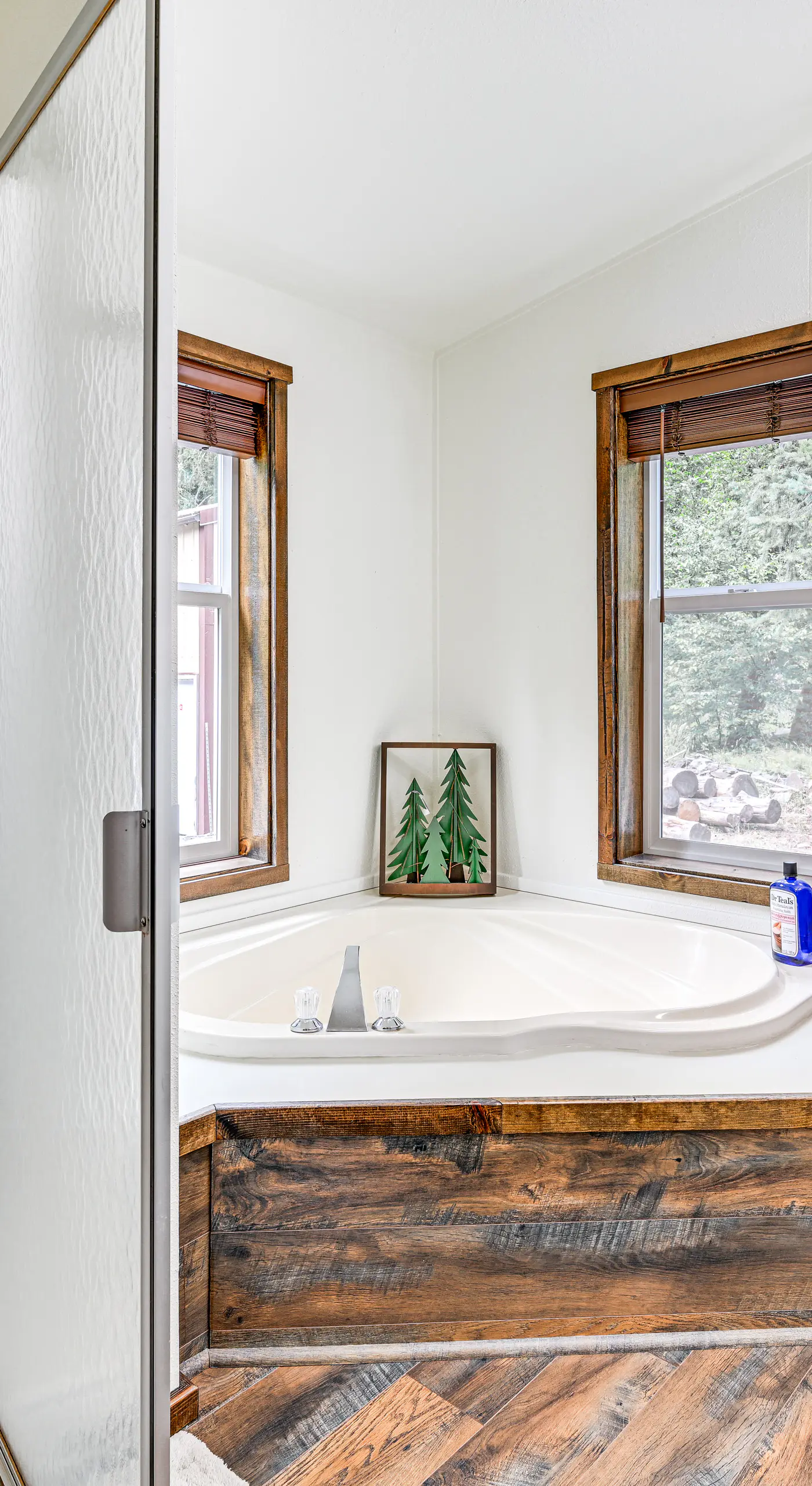 Gateway to Mt Rainier: Riverfront Haven w/ Hot Tub