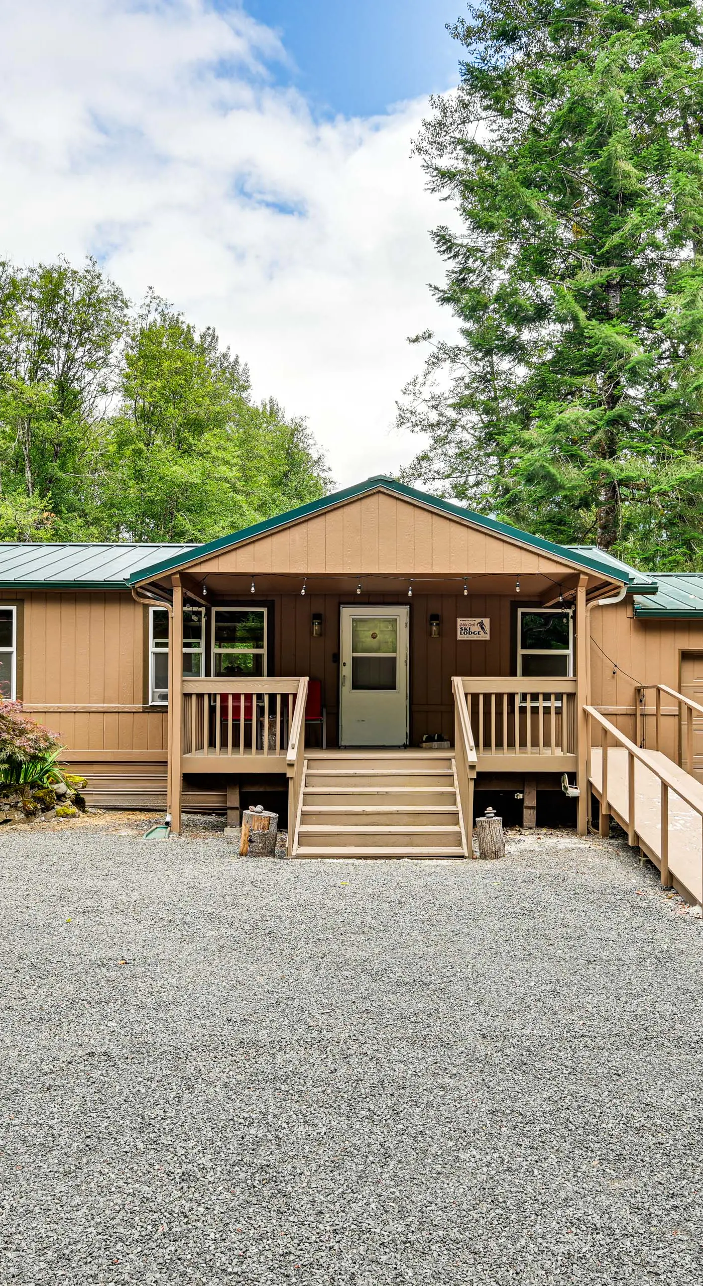 Gateway to Mt Rainier: Riverfront Haven w/ Hot Tub