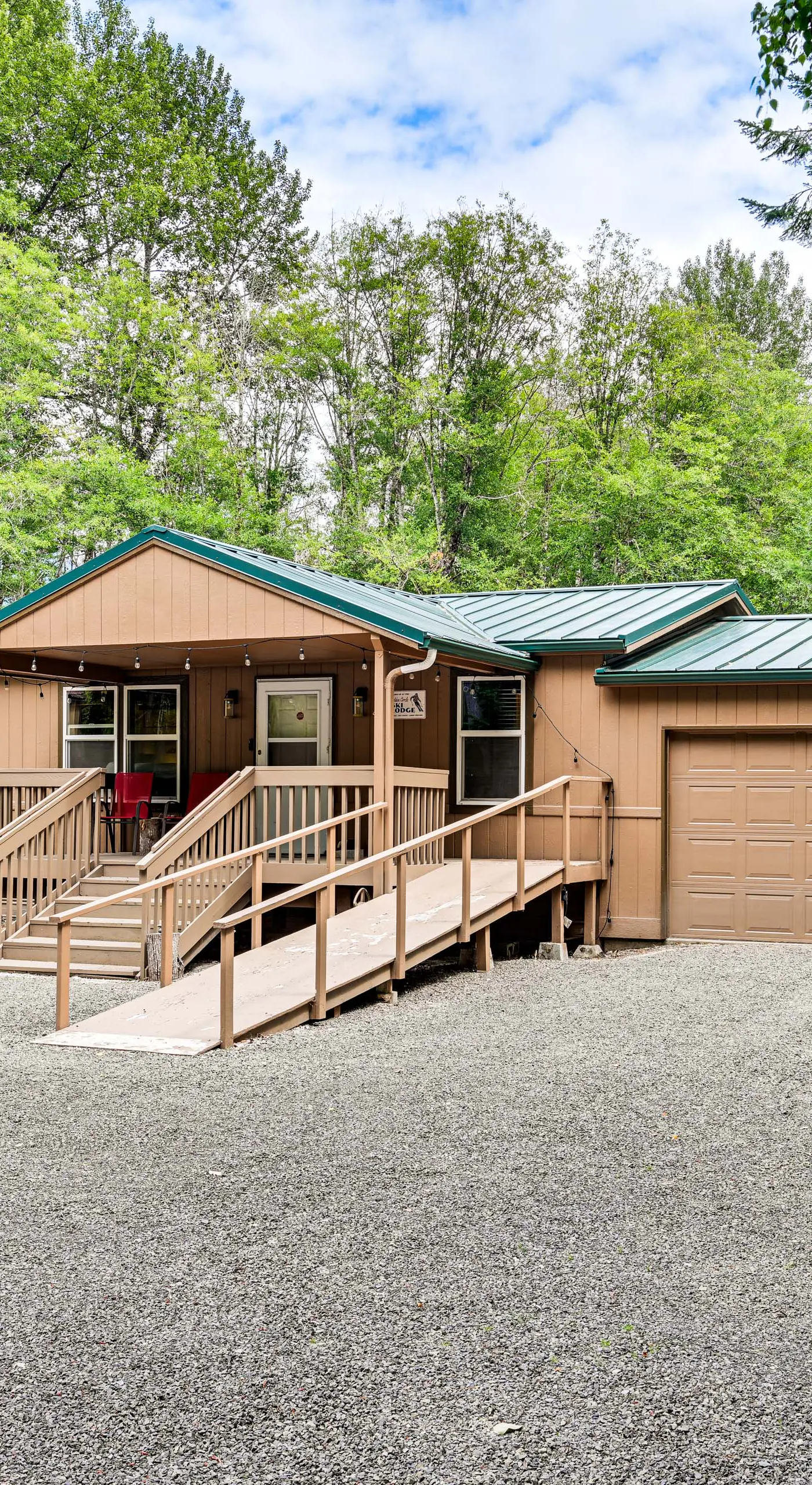 Gateway to Mt Rainier: Riverfront Haven w/ Hot Tub