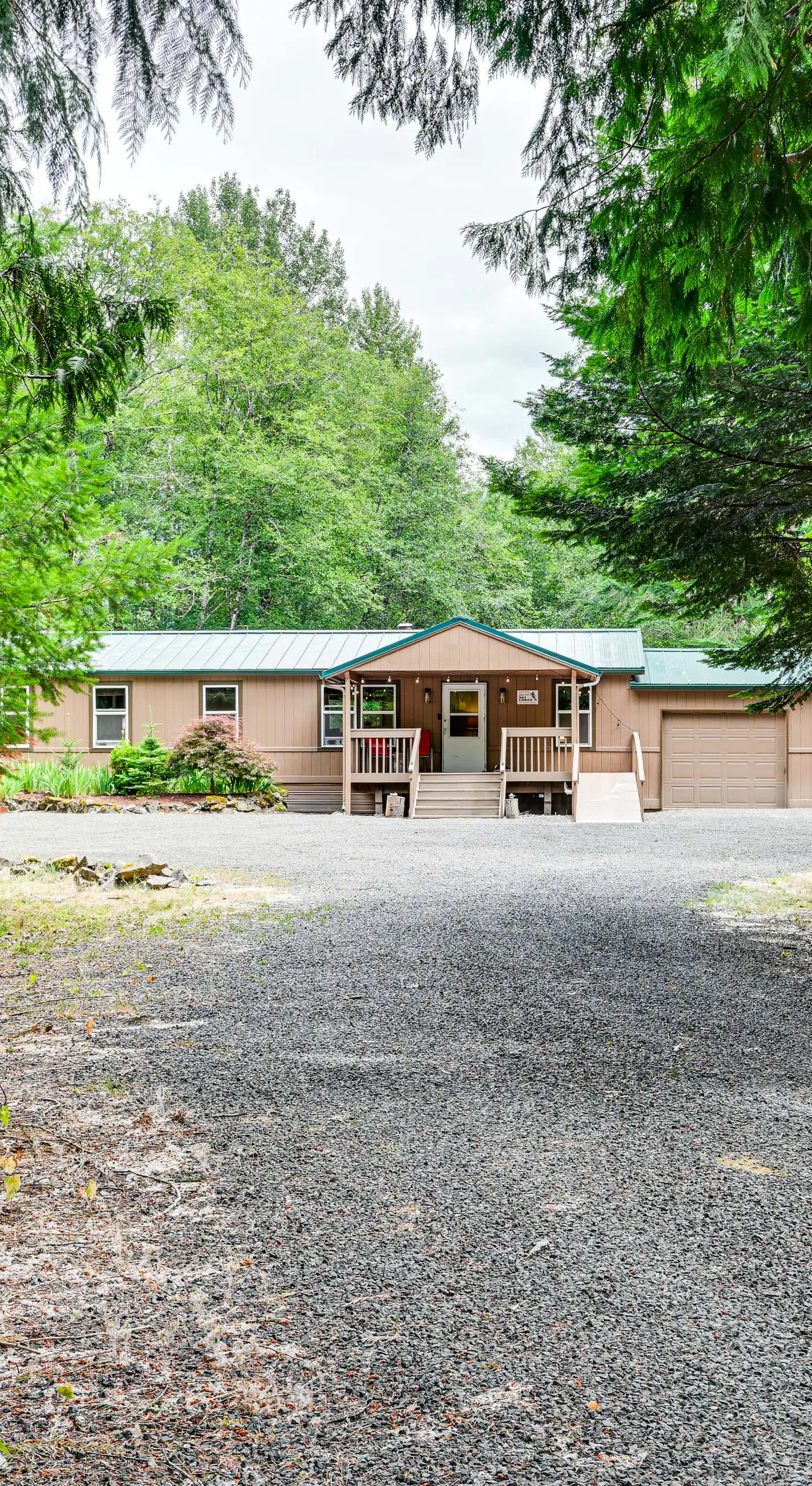Gateway to Mt Rainier: Riverfront Haven w/ Hot Tub