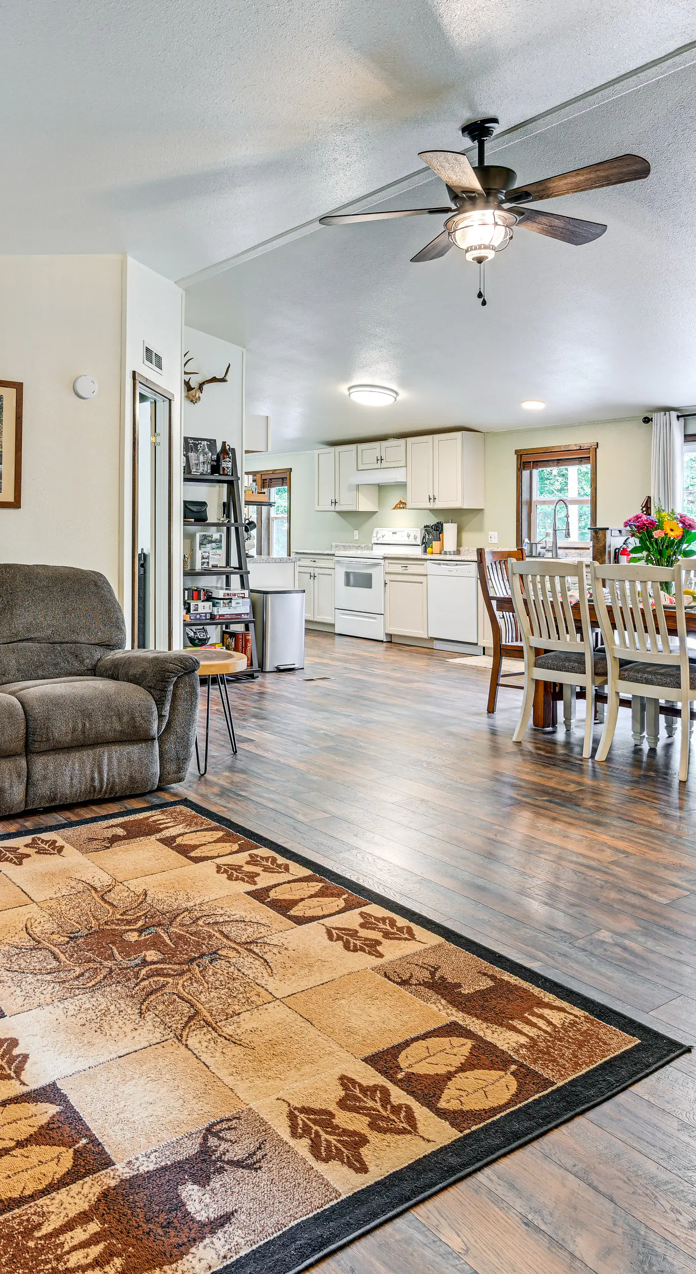 Gateway to Mt Rainier: Riverfront Haven w/ Hot Tub