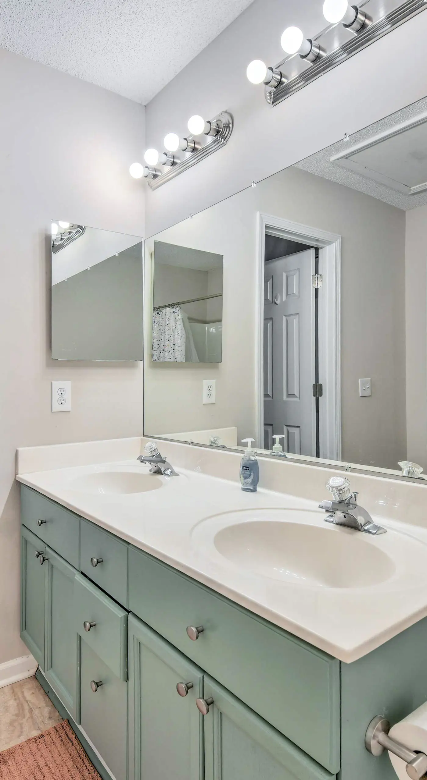 Chic Charlotte Townhome w/ Community Pool