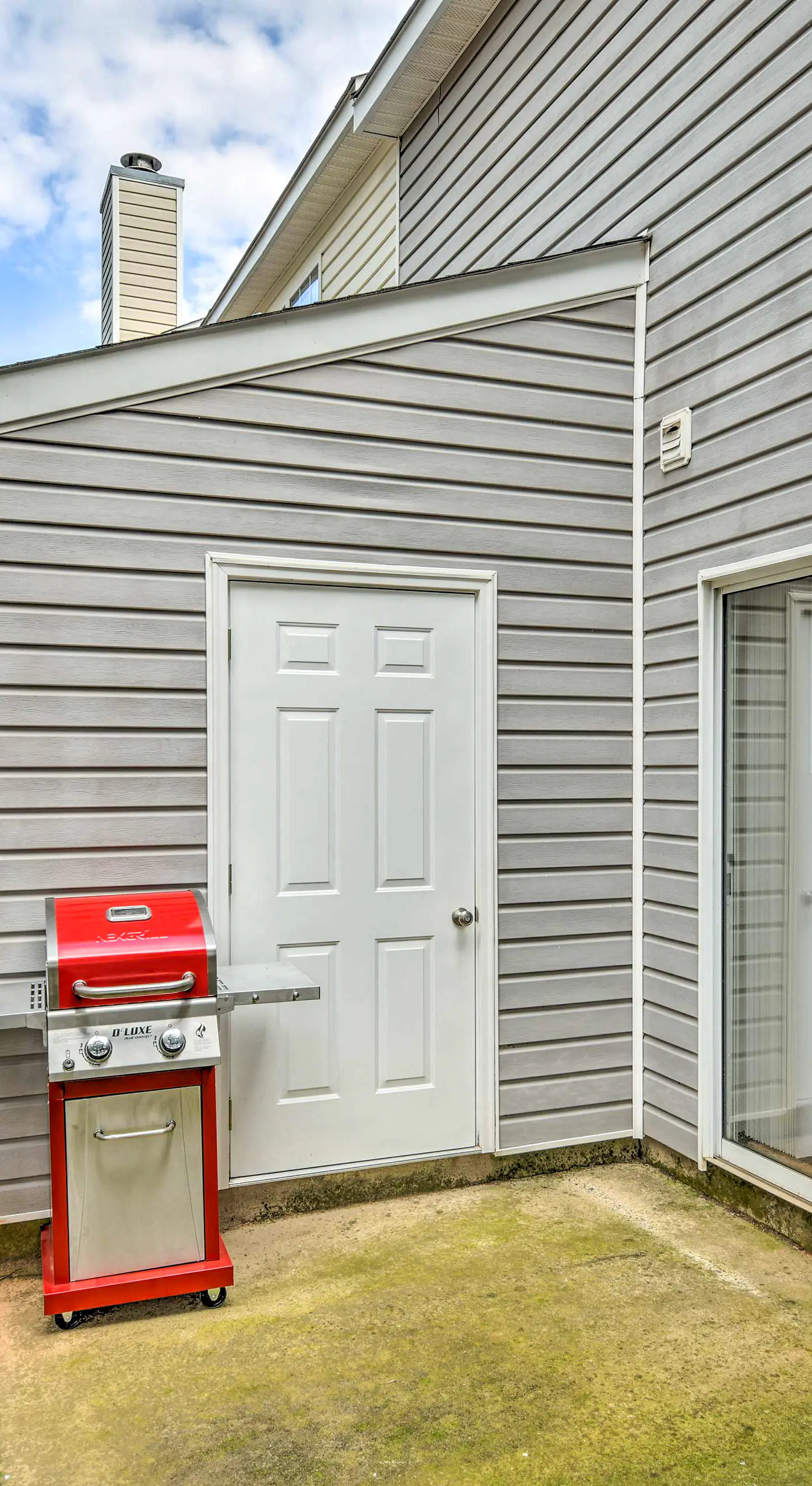 Chic Charlotte Townhome w/ Community Pool