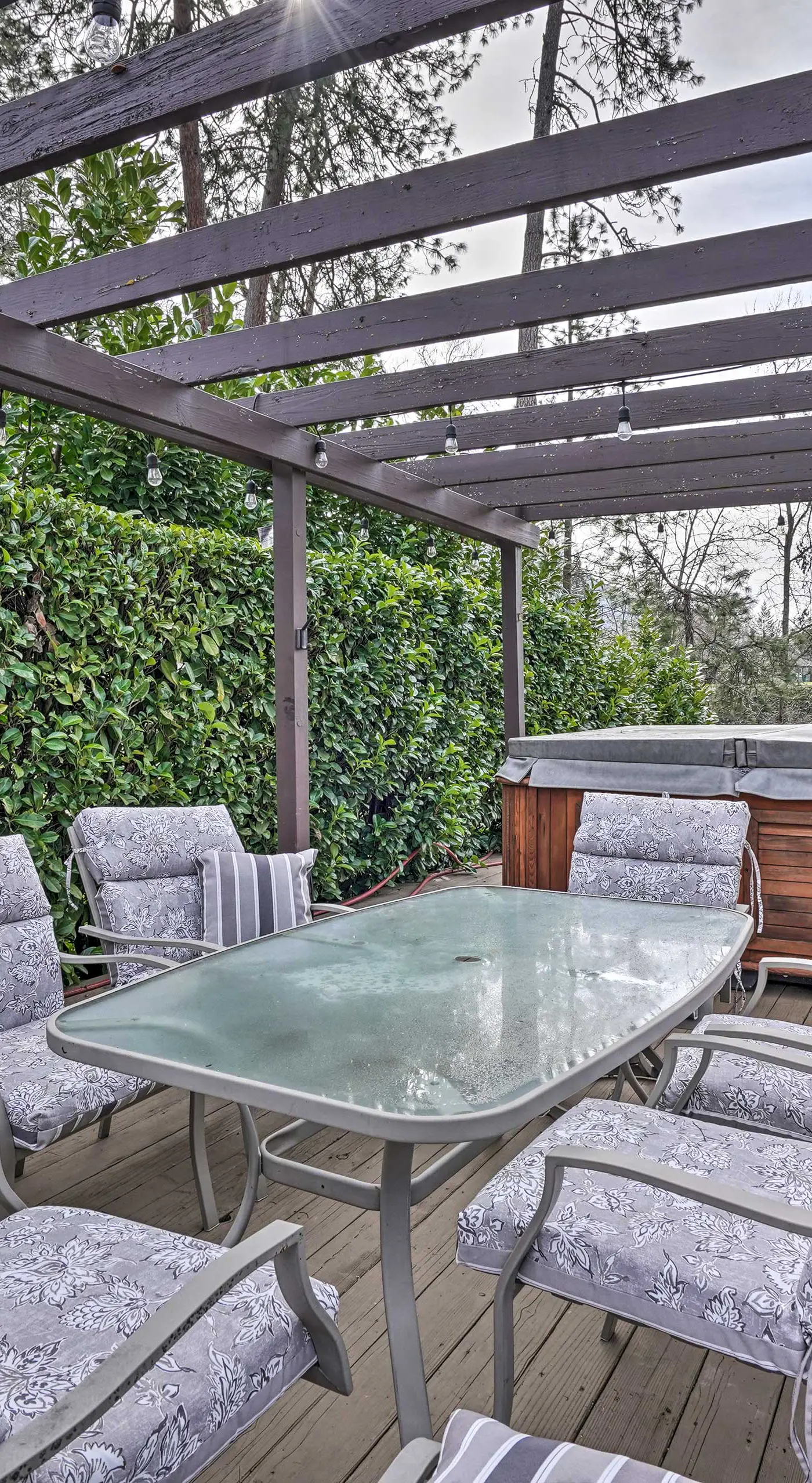 Hot Tub & Views: Spacious Getaway on Rogue River