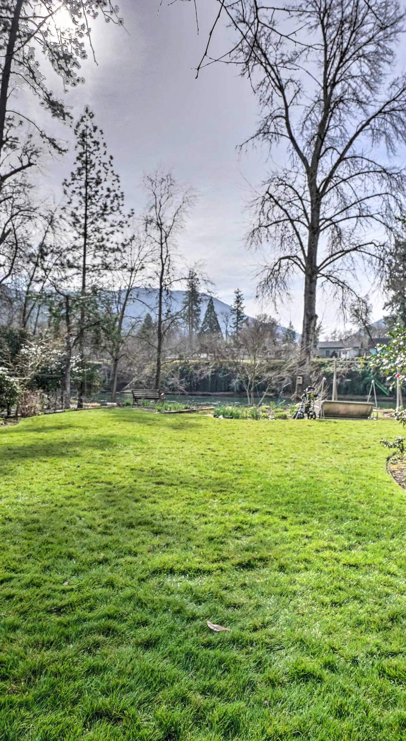 Hot Tub & Views: Spacious Getaway on Rogue River