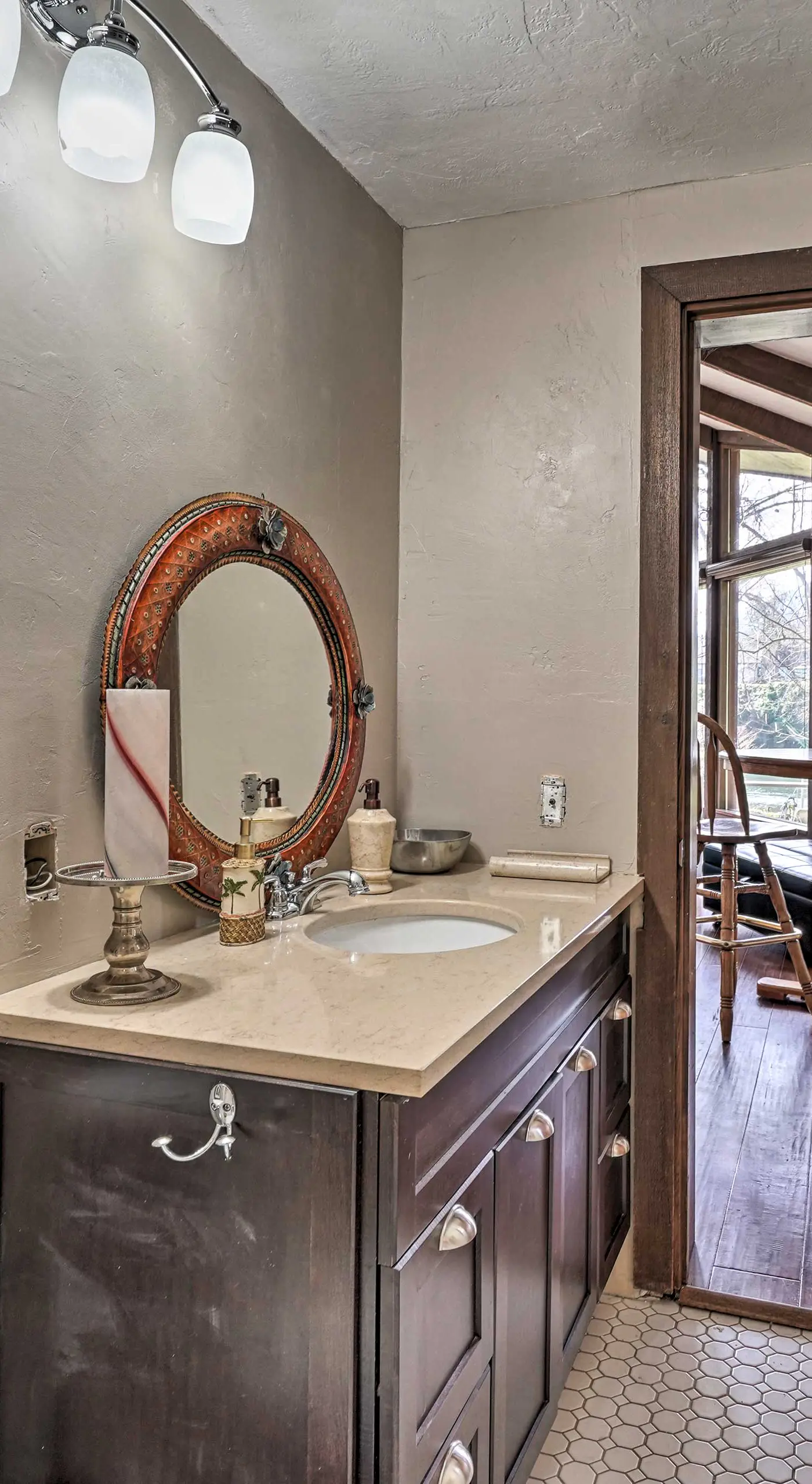 Hot Tub & Views: Spacious Getaway on Rogue River