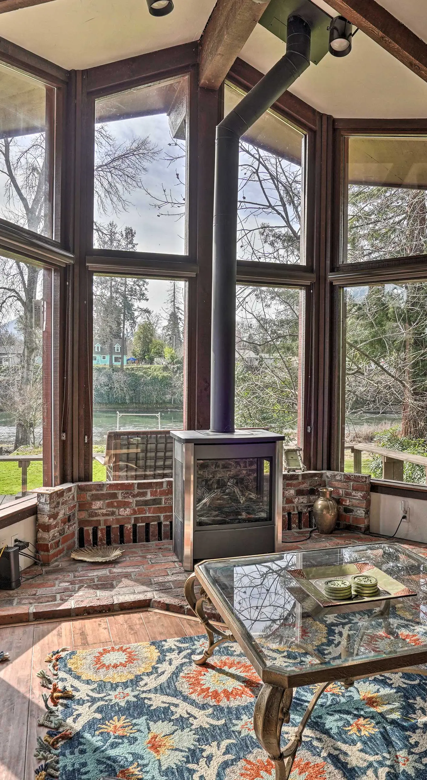 Hot Tub & Views: Spacious Getaway on Rogue River