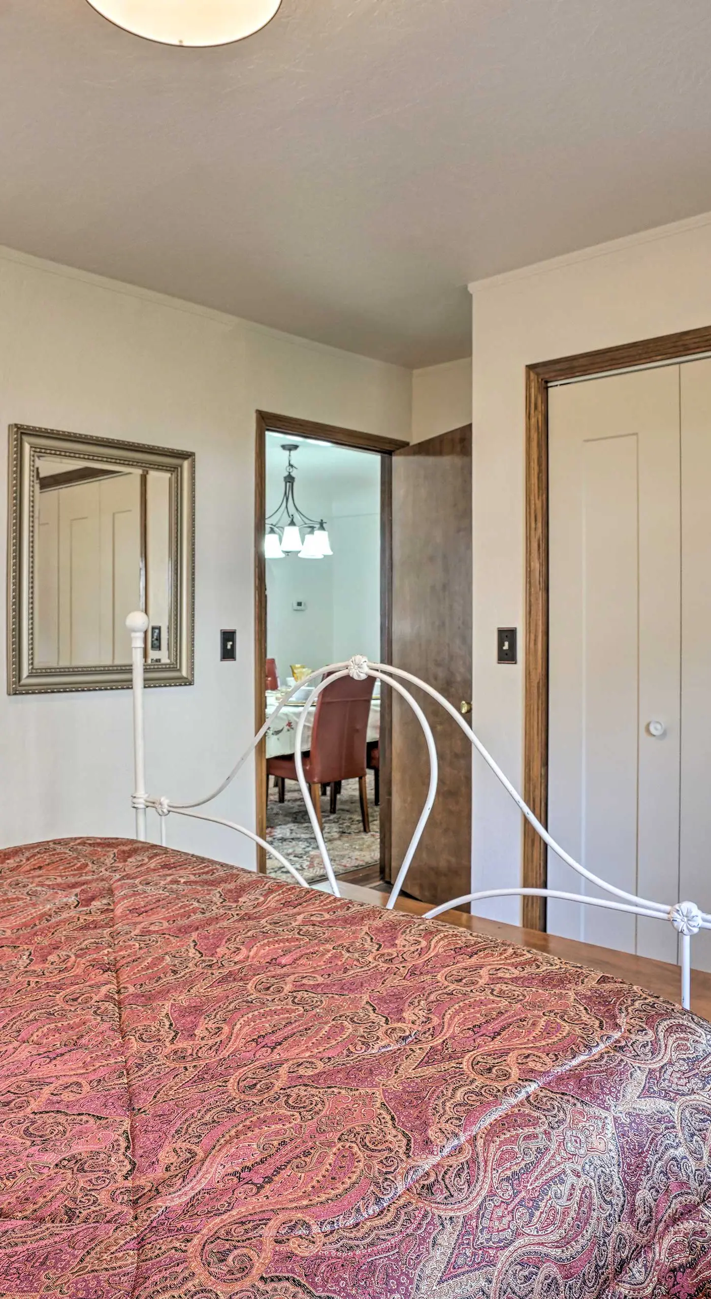 Hot Tub & Views: Spacious Getaway on Rogue River