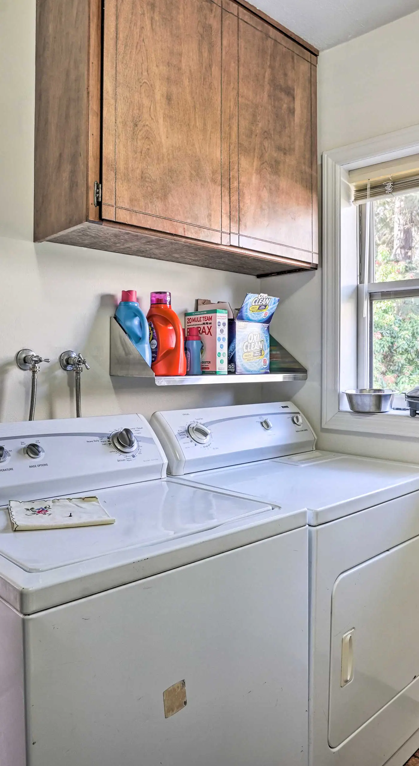 Hot Tub & Views: Spacious Getaway on Rogue River