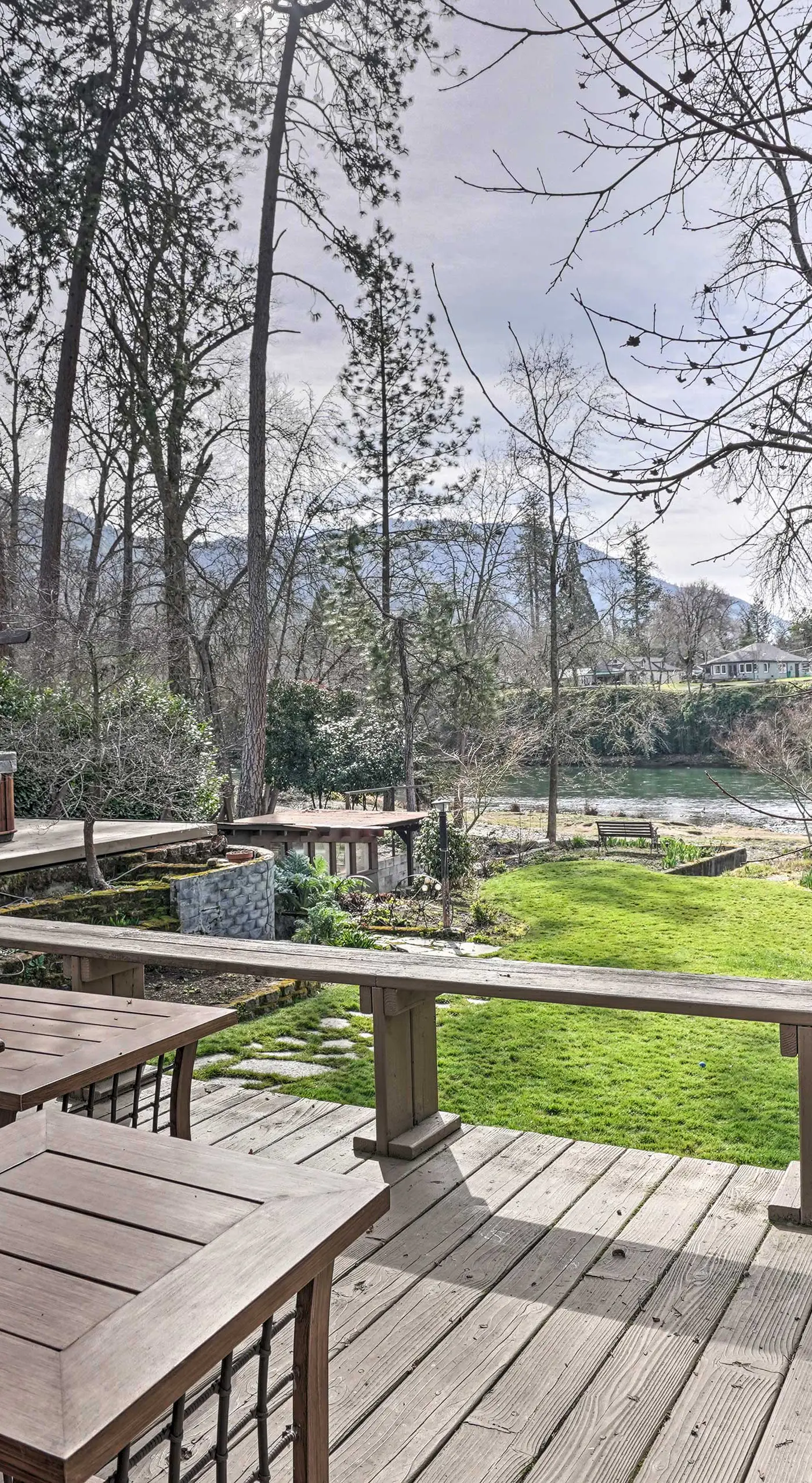 Hot Tub & Views: Spacious Getaway on Rogue River