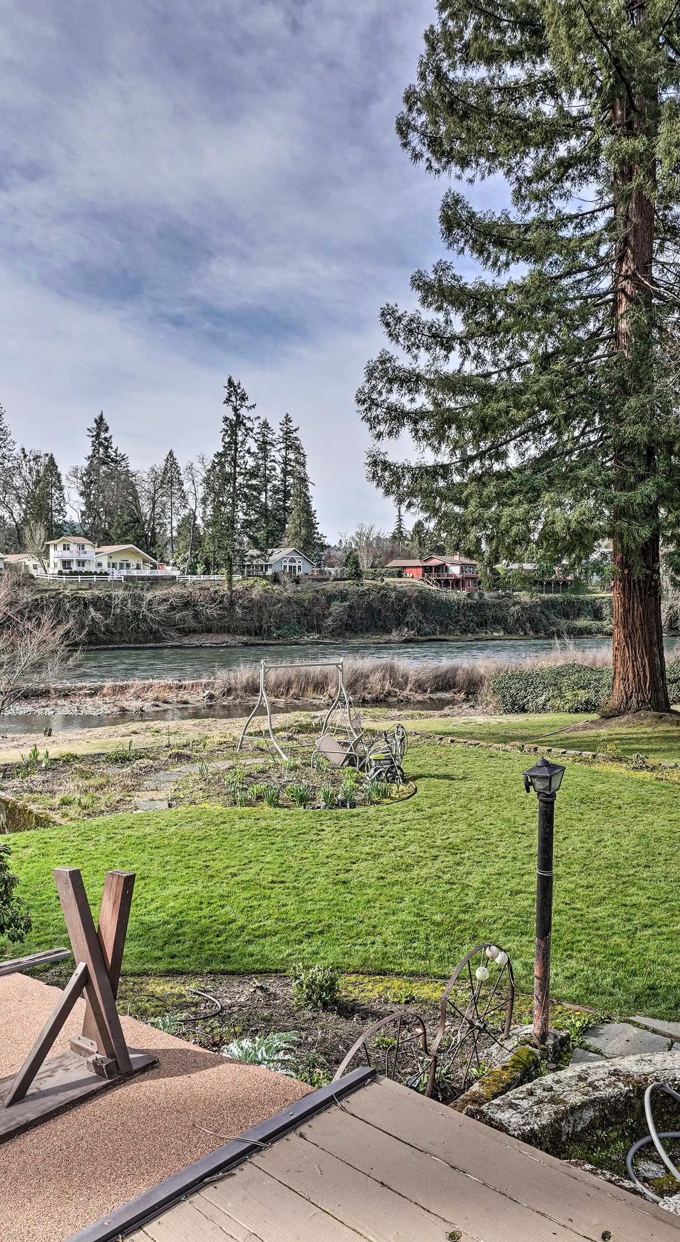 Hot Tub & Views: Spacious Getaway on Rogue River