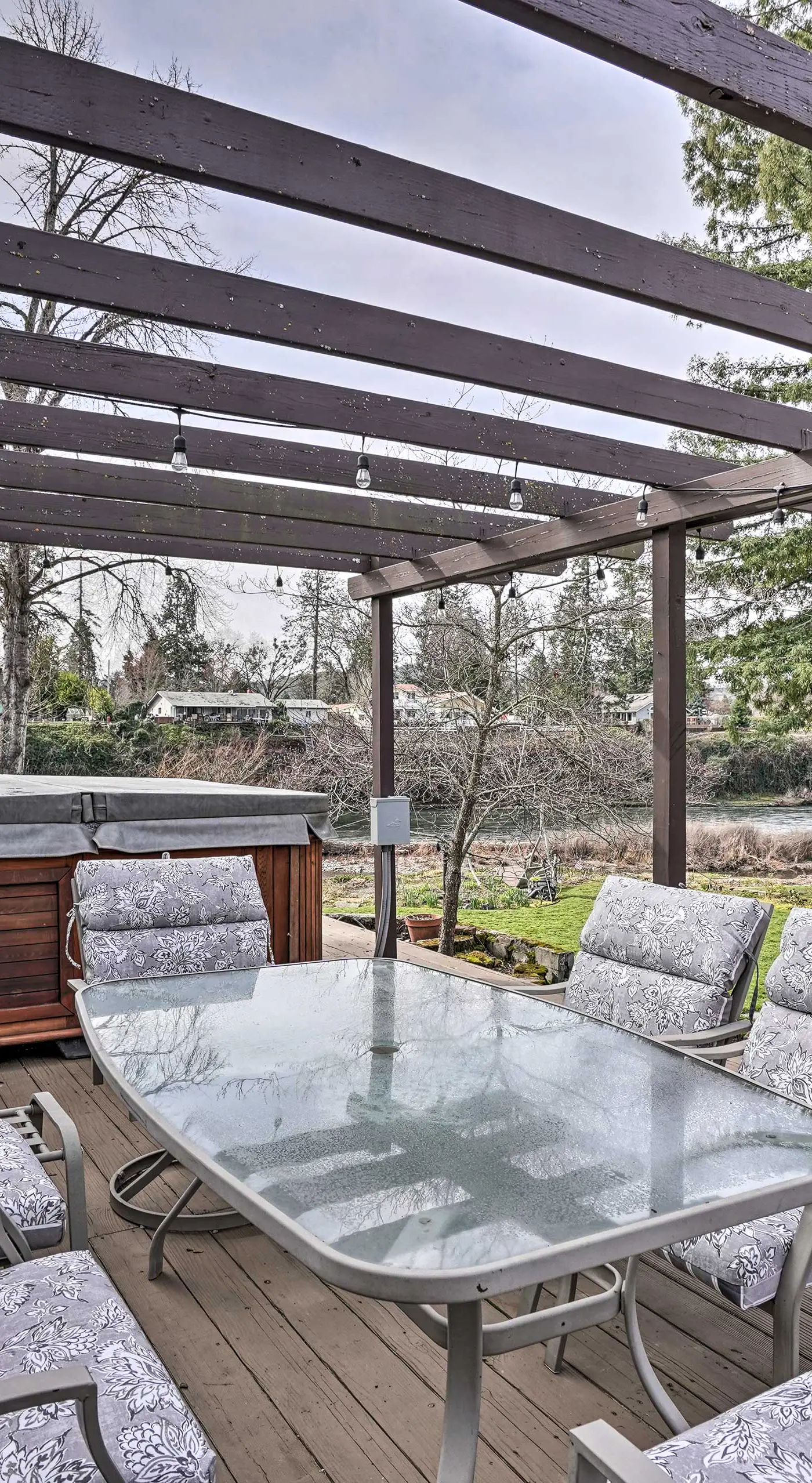 Hot Tub & Views: Spacious Getaway on Rogue River