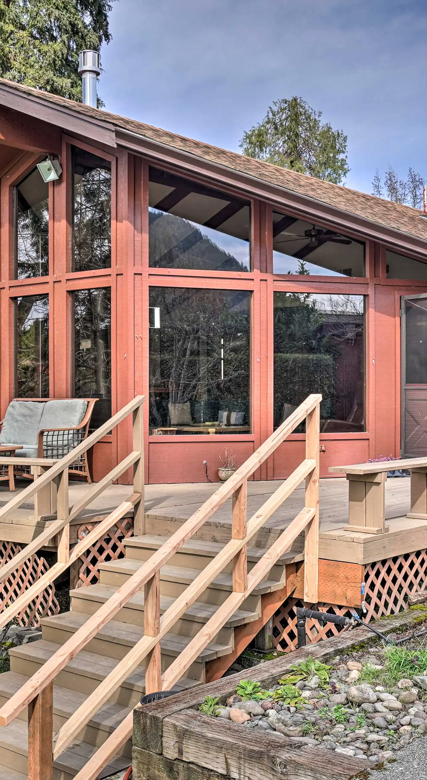 Hot Tub & Views: Spacious Getaway on Rogue River