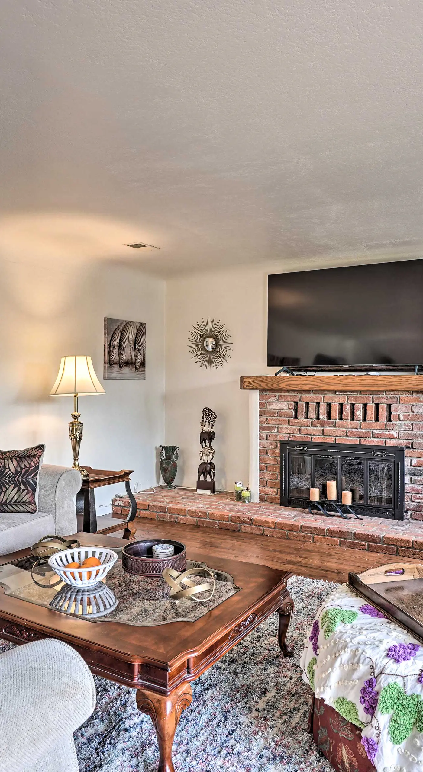 Hot Tub & Views: Spacious Getaway on Rogue River