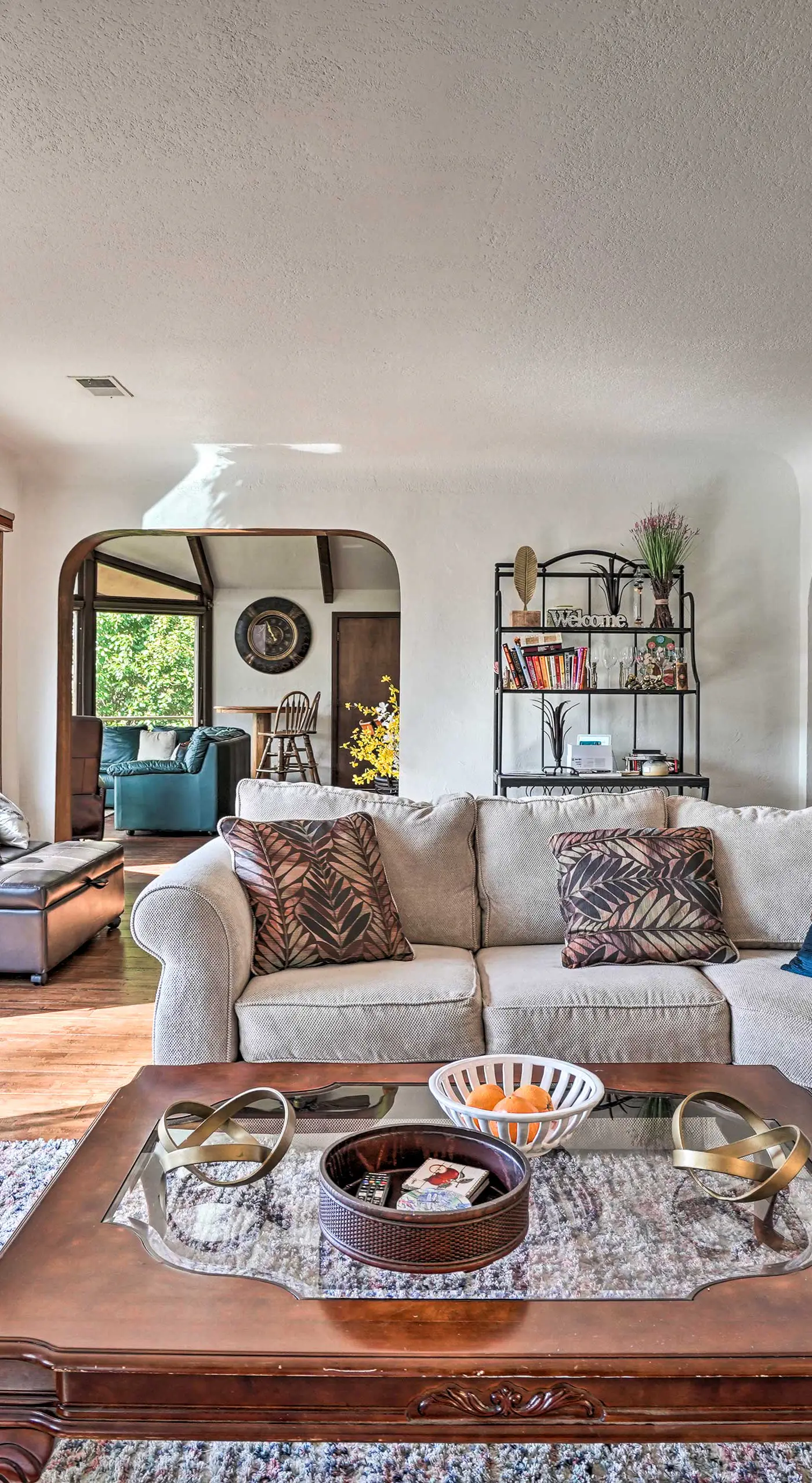 Hot Tub & Views: Spacious Getaway on Rogue River