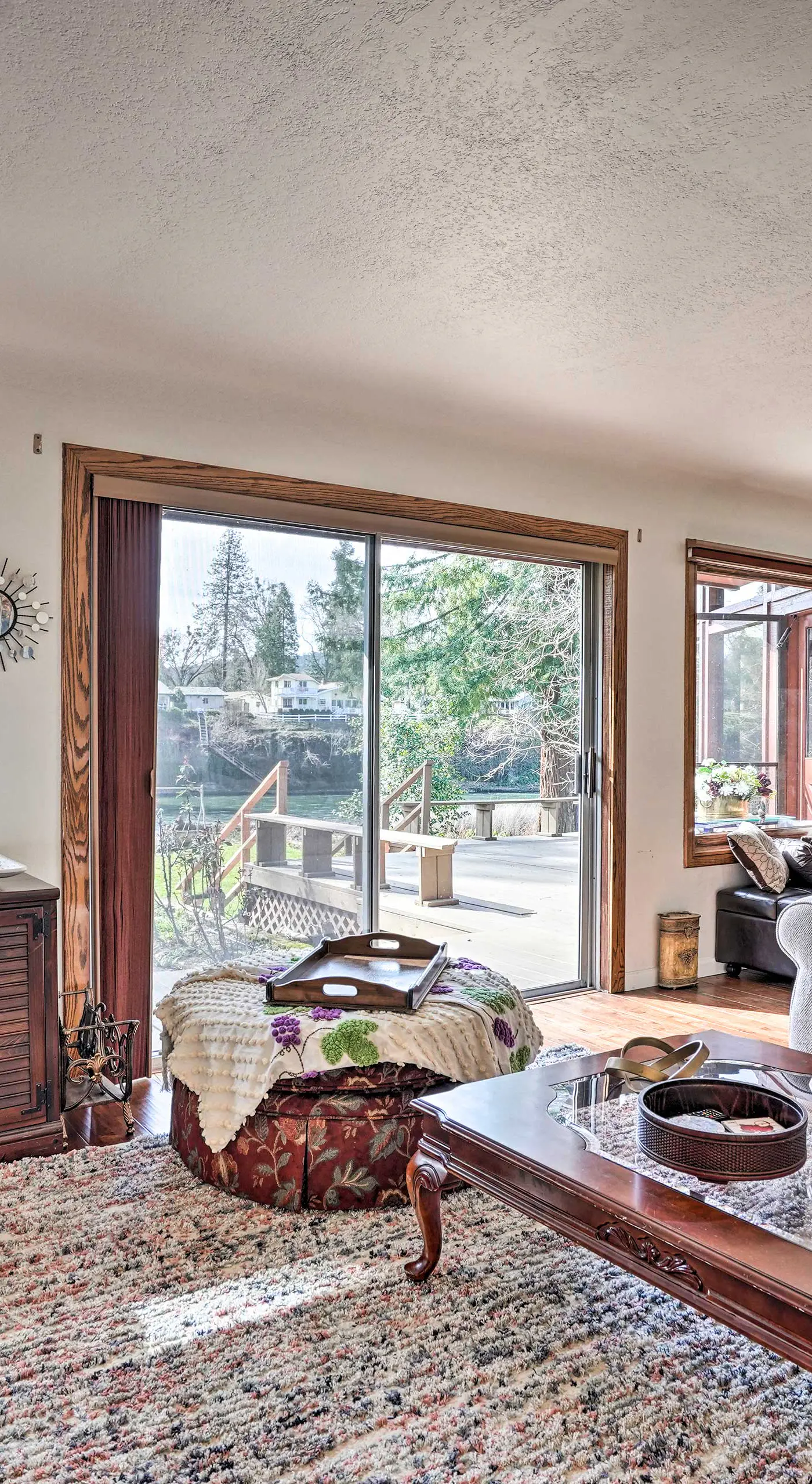 Hot Tub & Views: Spacious Getaway on Rogue River