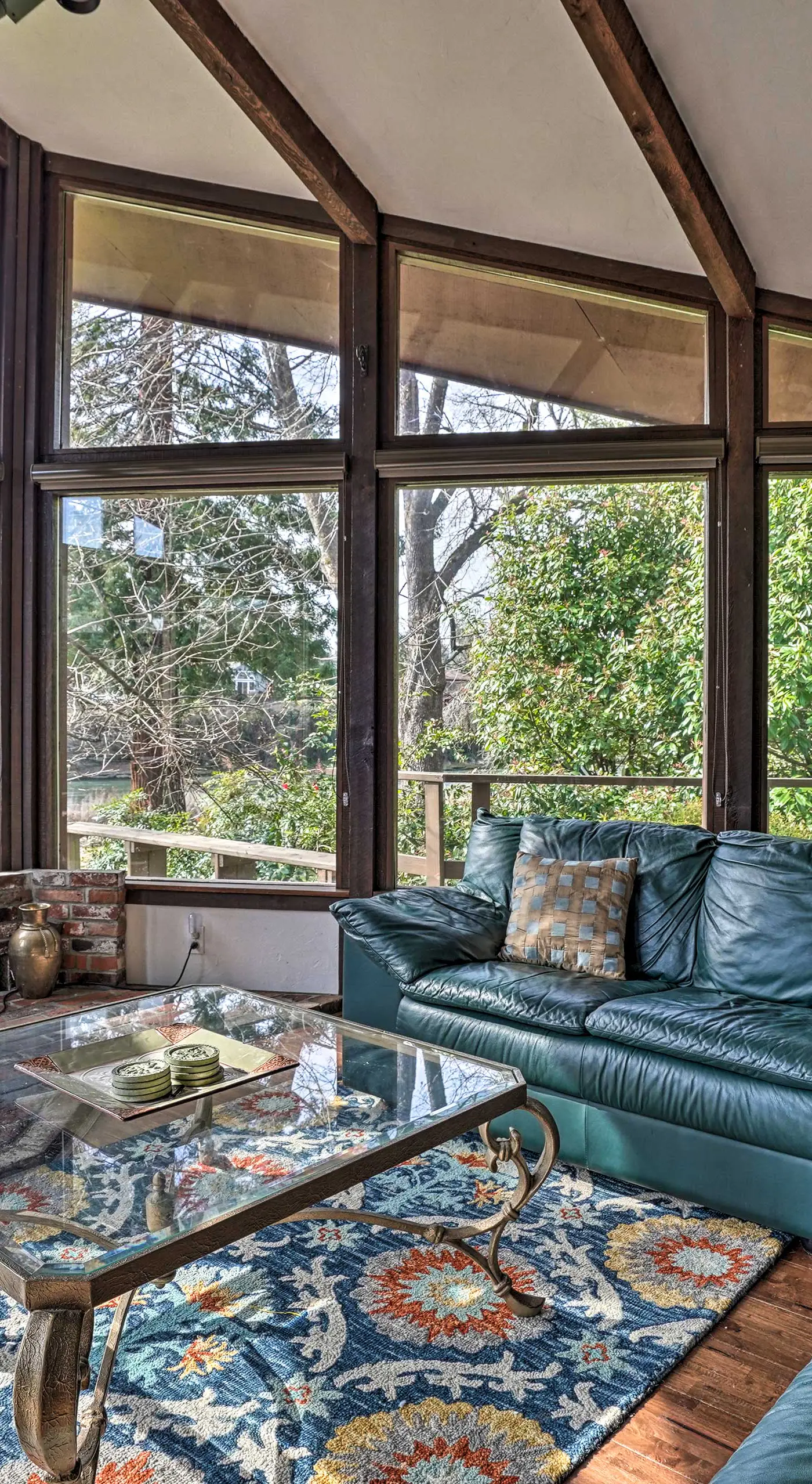 Hot Tub & Views: Spacious Getaway on Rogue River