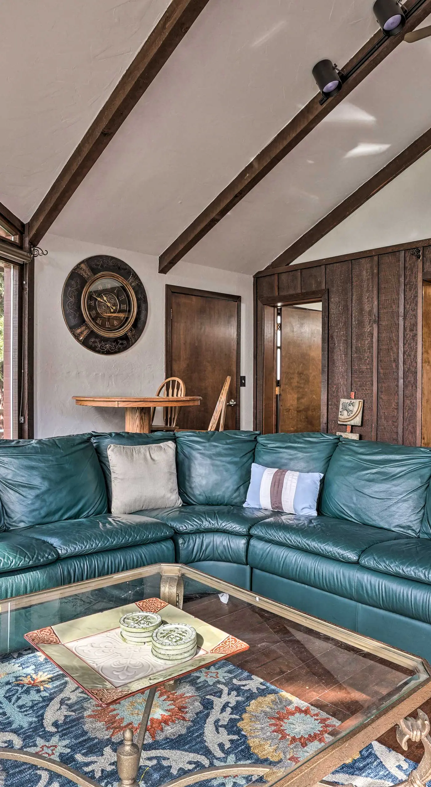 Hot Tub & Views: Spacious Getaway on Rogue River