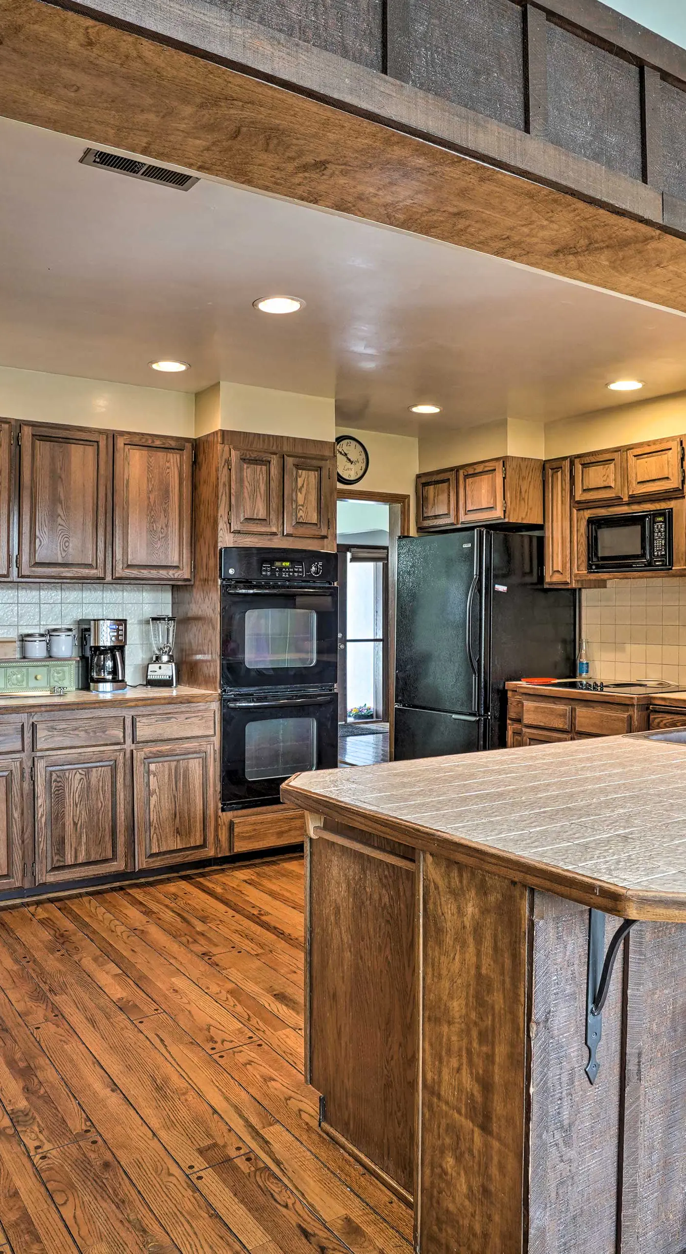 Hot Tub & Views: Spacious Getaway on Rogue River
