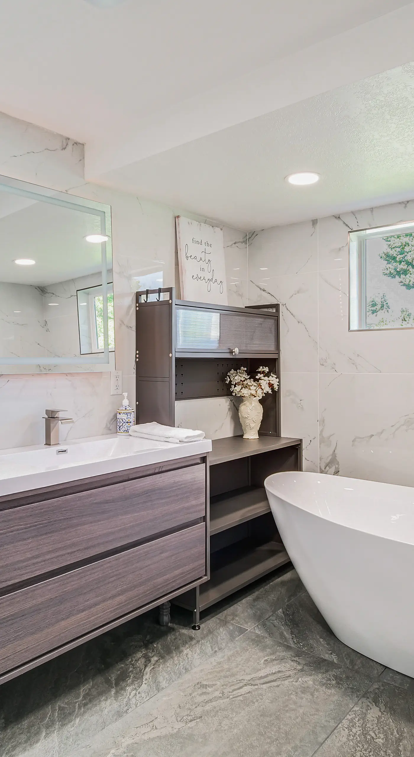 Lovely Riverfront Grants Pass Home: Pool & Hot Tub