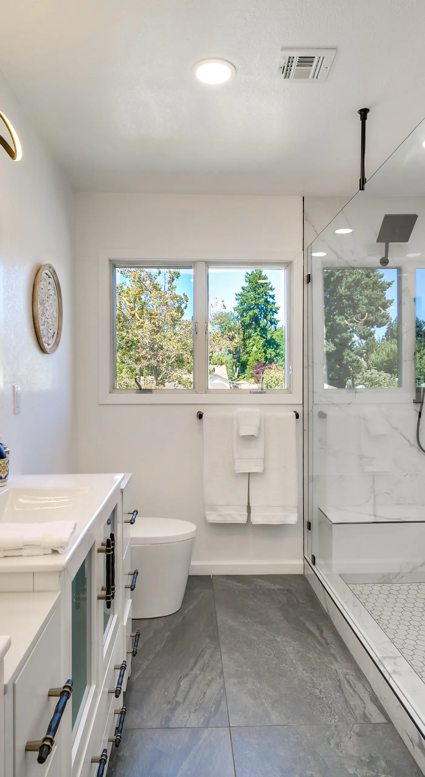 Lovely Riverfront Grants Pass Home: Pool & Hot Tub