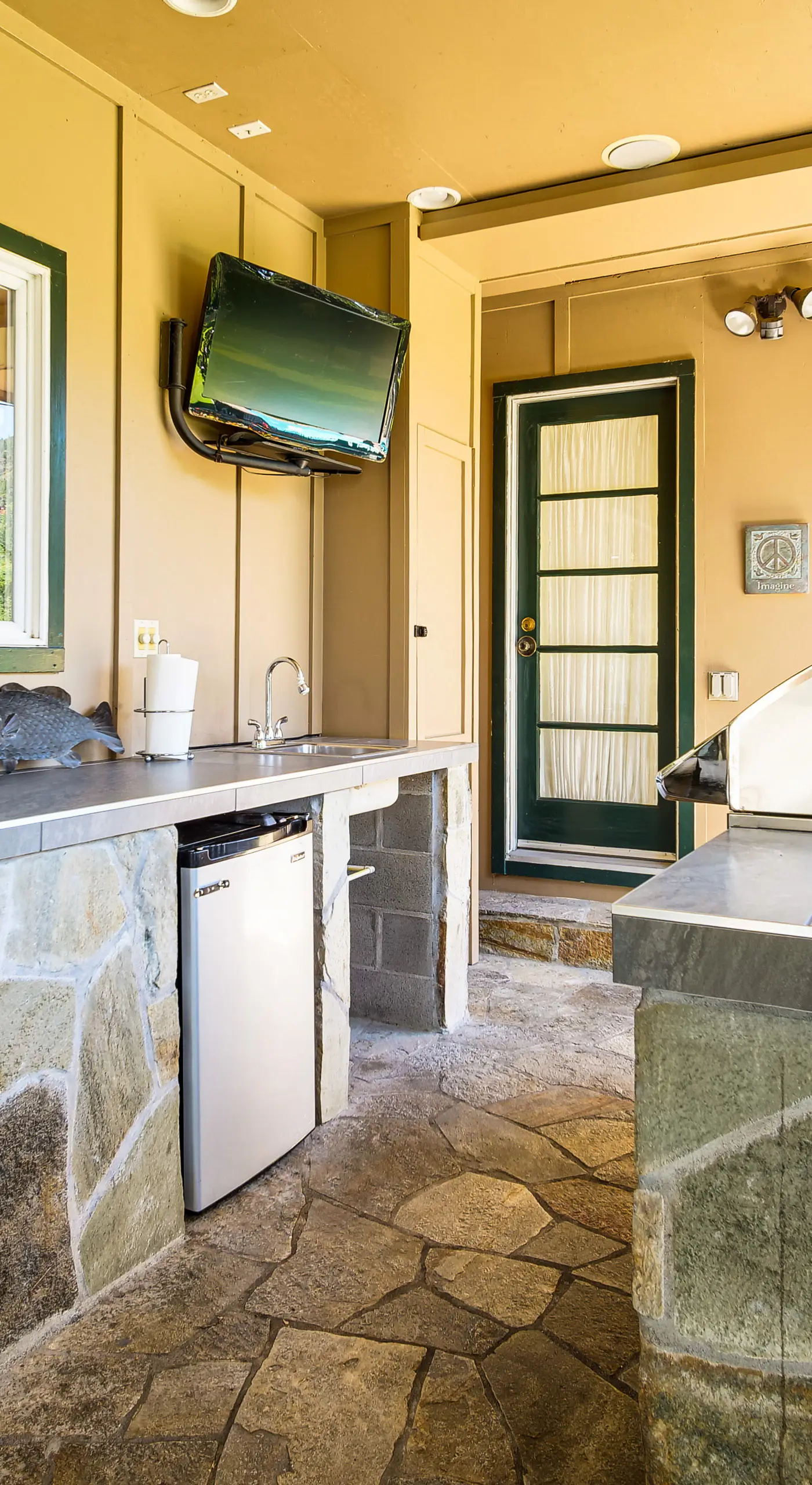 Lovely Riverfront Grants Pass Home: Pool & Hot Tub