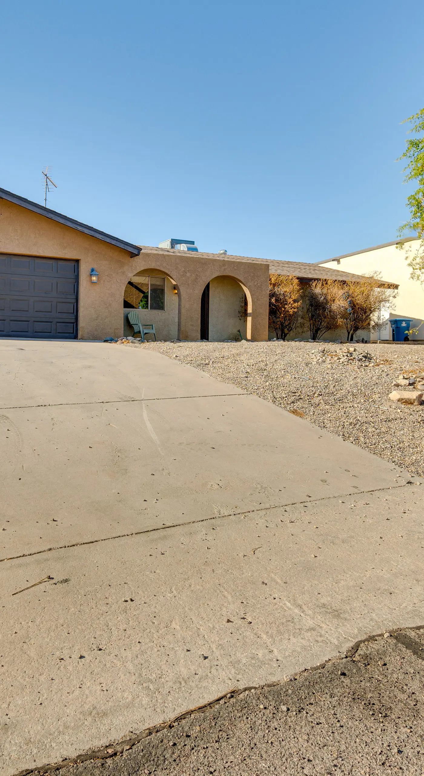 2 Mi to Lake Havasu: Pet-Friendly Home