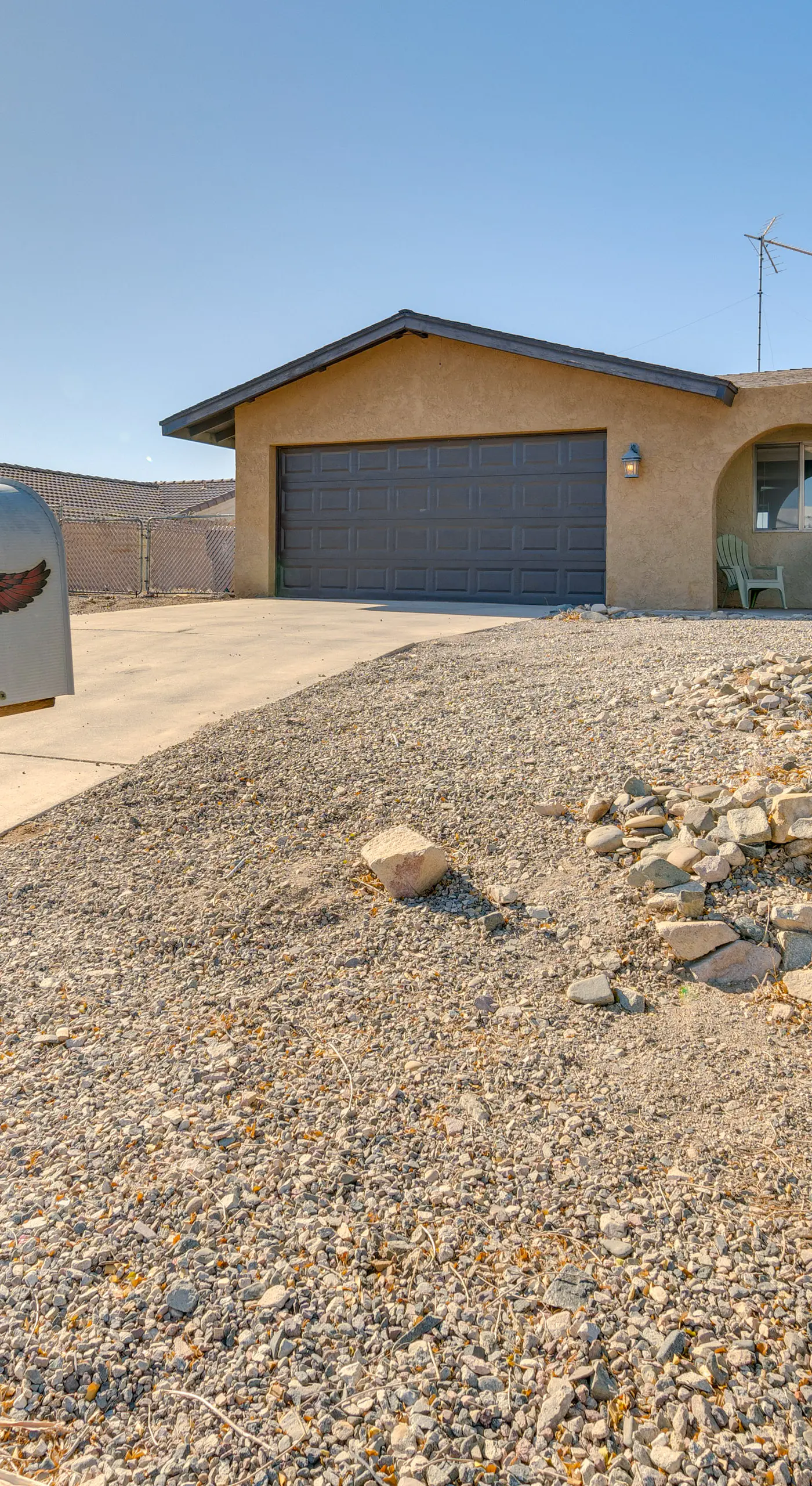 2 Mi to Lake Havasu: Pet-Friendly Home