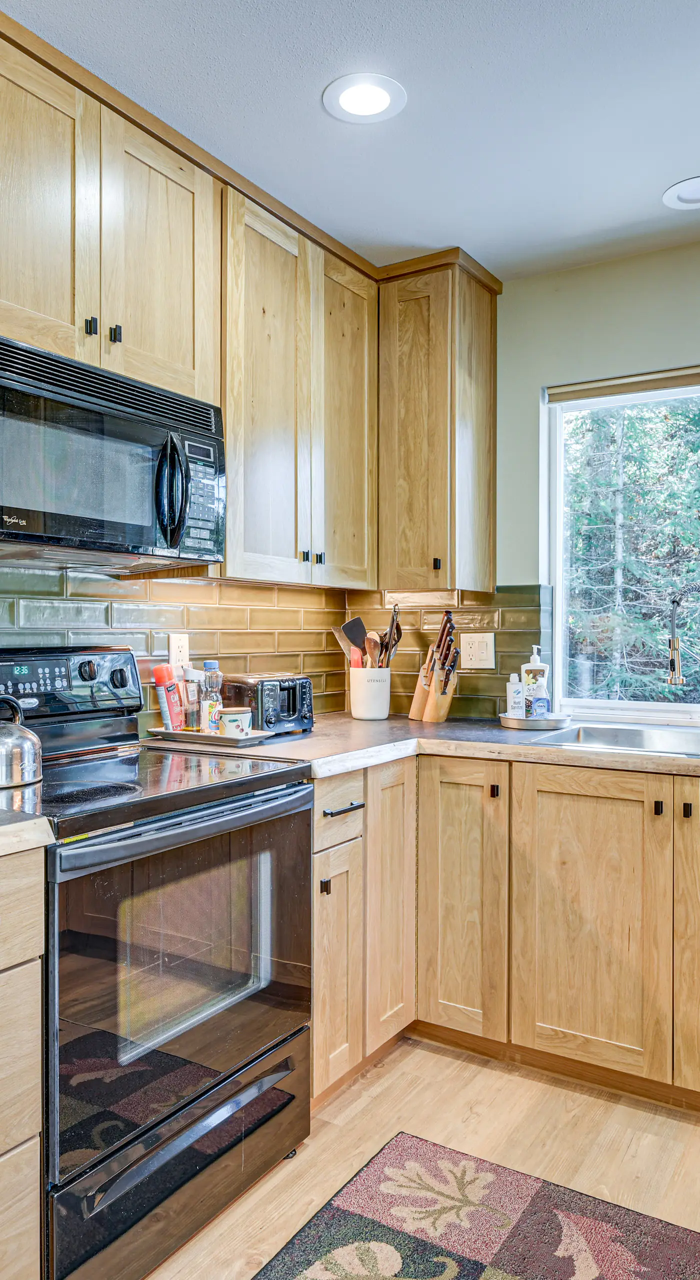 Deck, Hot Tub & Fire Pit: Mtn-View Packwood Cabin