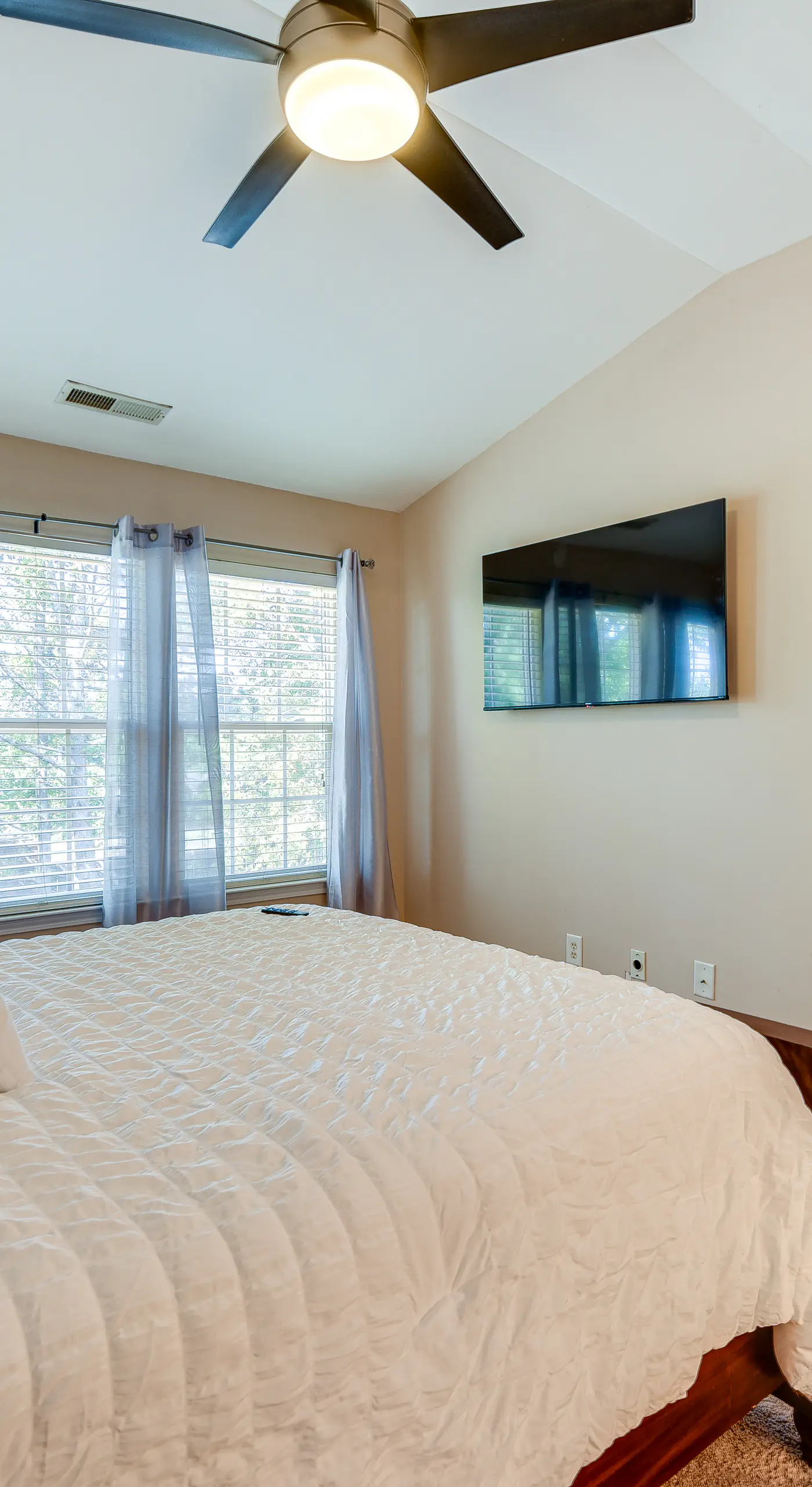 Charlotte Townhome w/ Deck: 18 Mi to Downtown!